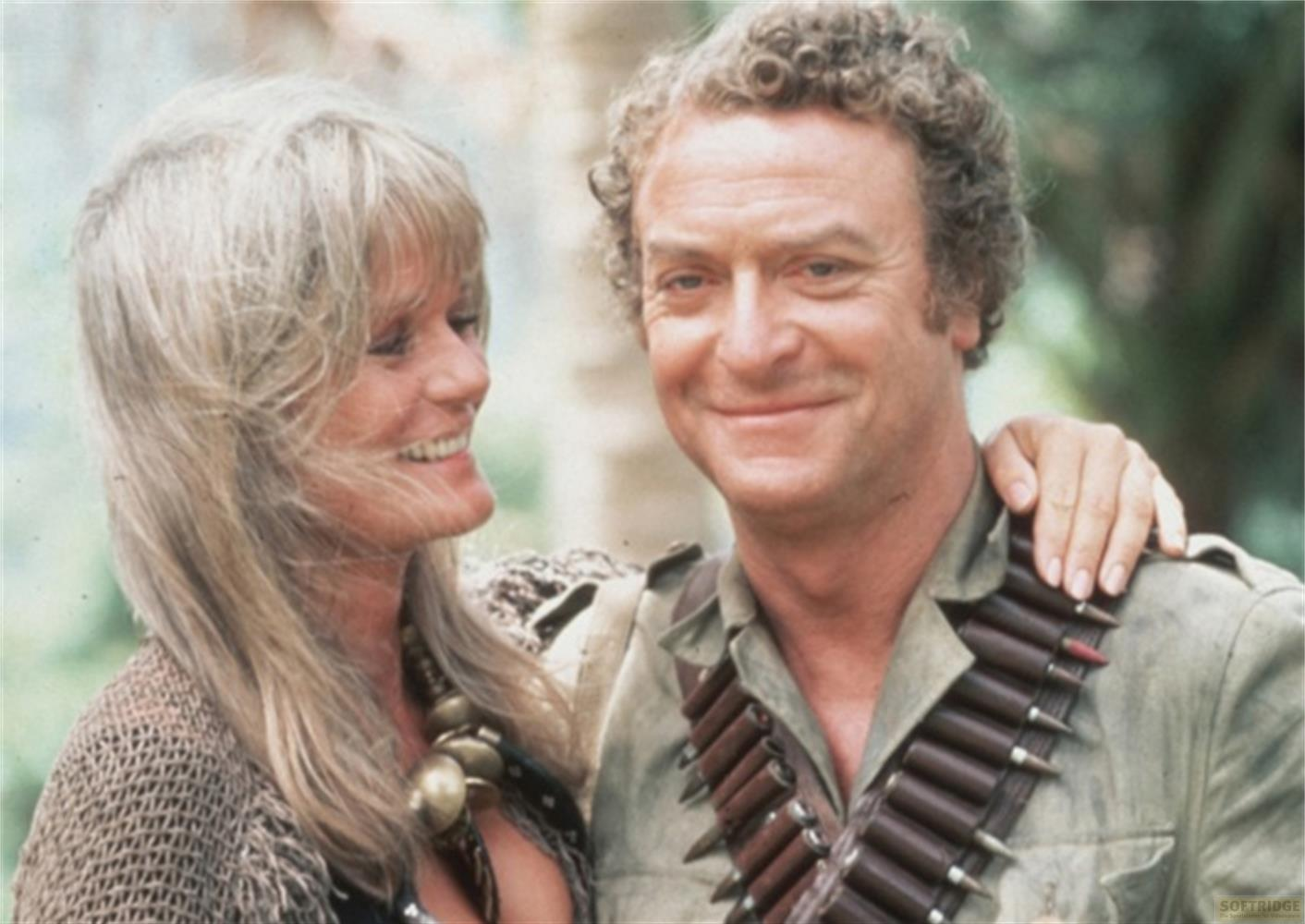 Uomo con cintura di munizioni e donna bionda sorridono.