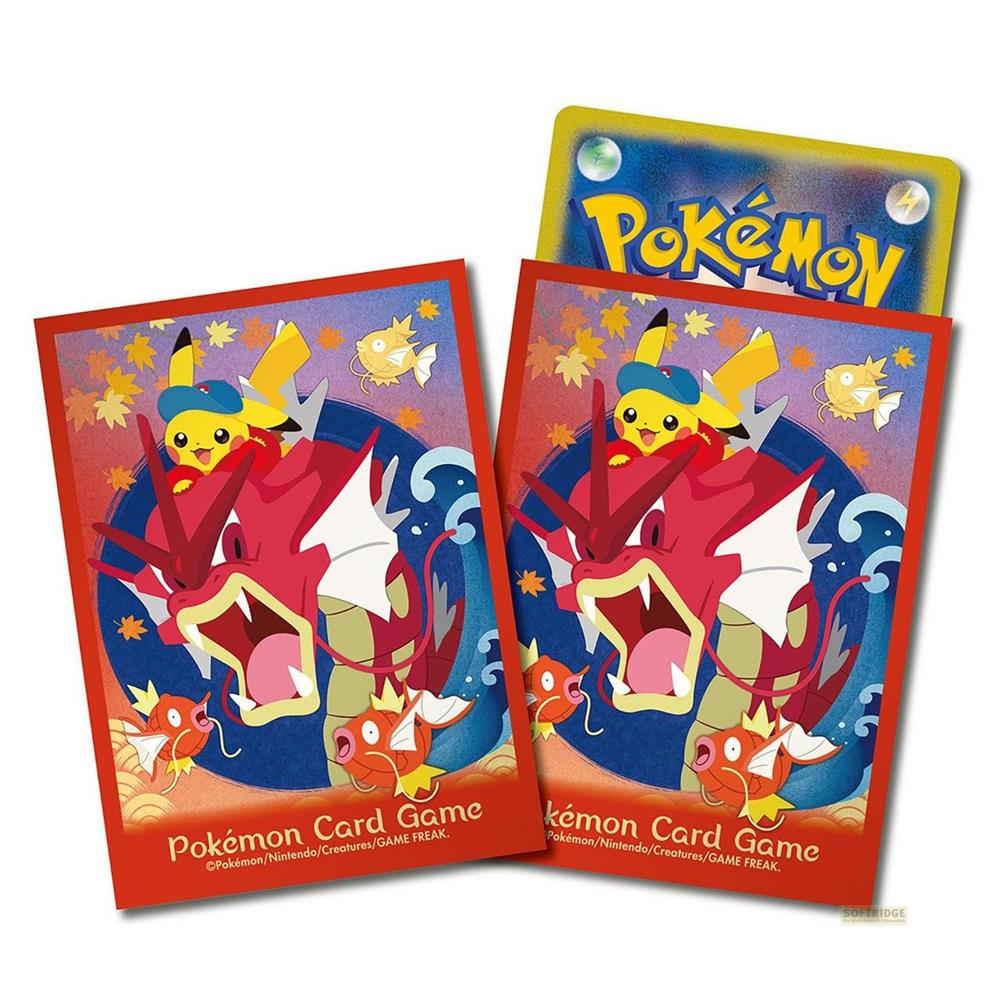 Deux protège-cartes Pokémon avec Pikachu et Gyarados, une carte Pokémon au-dessus.