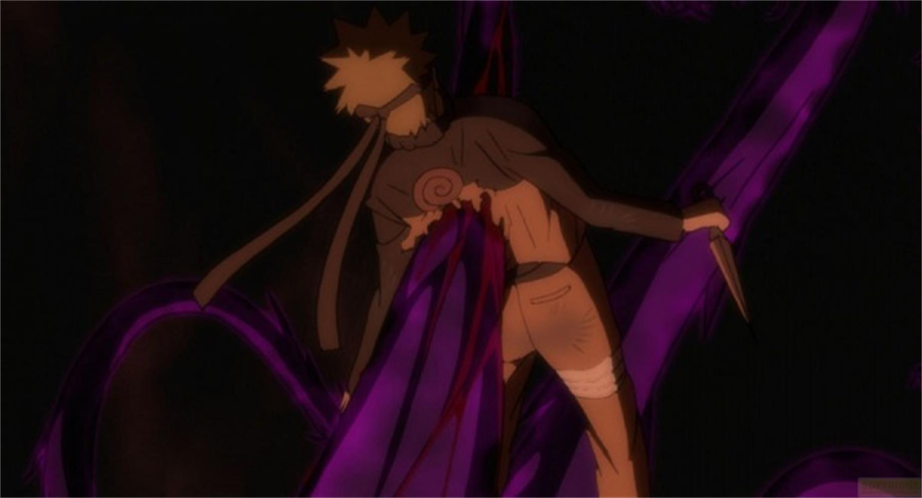 Naruto avvolto da viticci viola, un coltello nel petto.