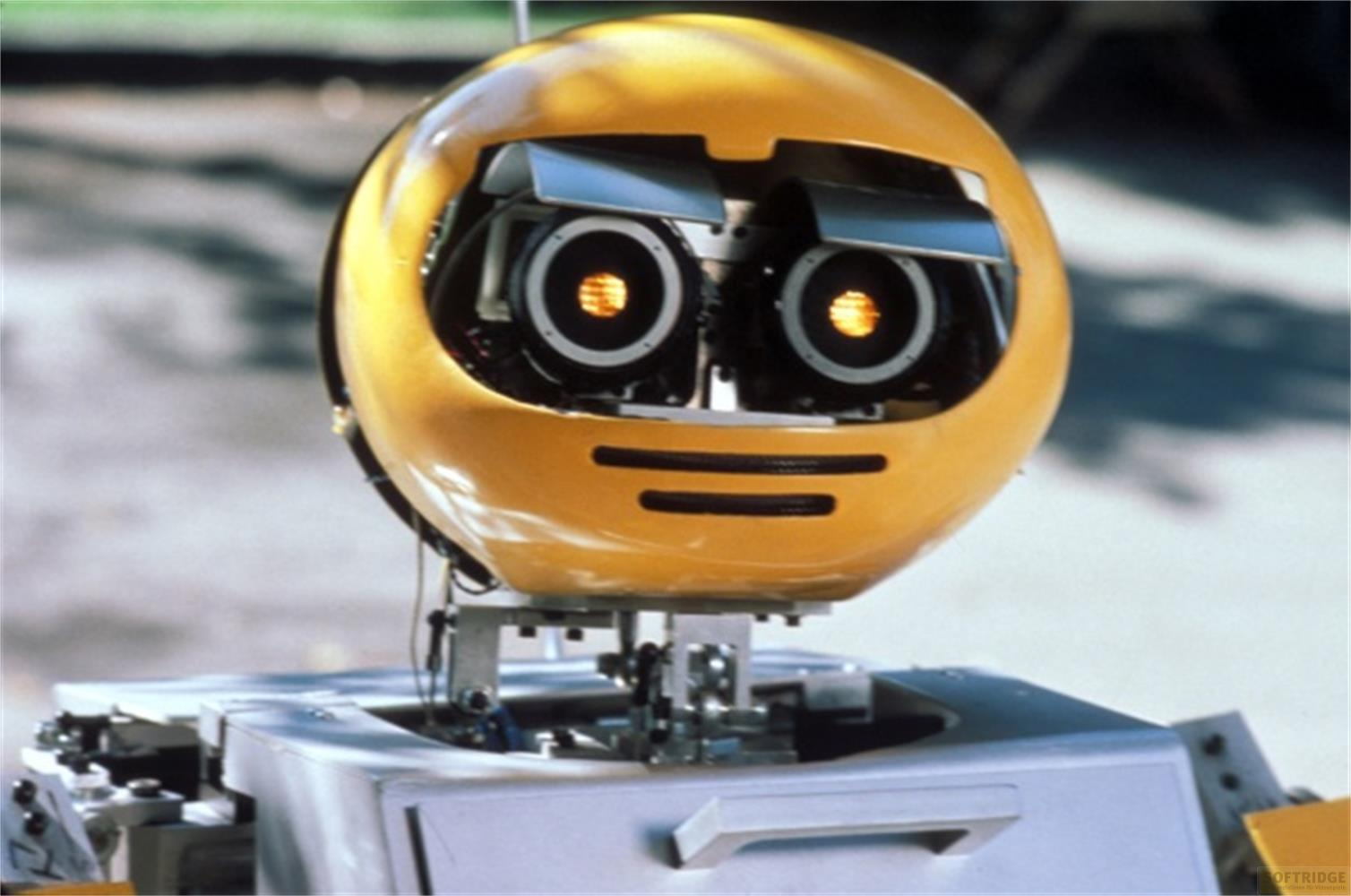 Robot giallo con luci rotonde per occhi e bocca a fessura.