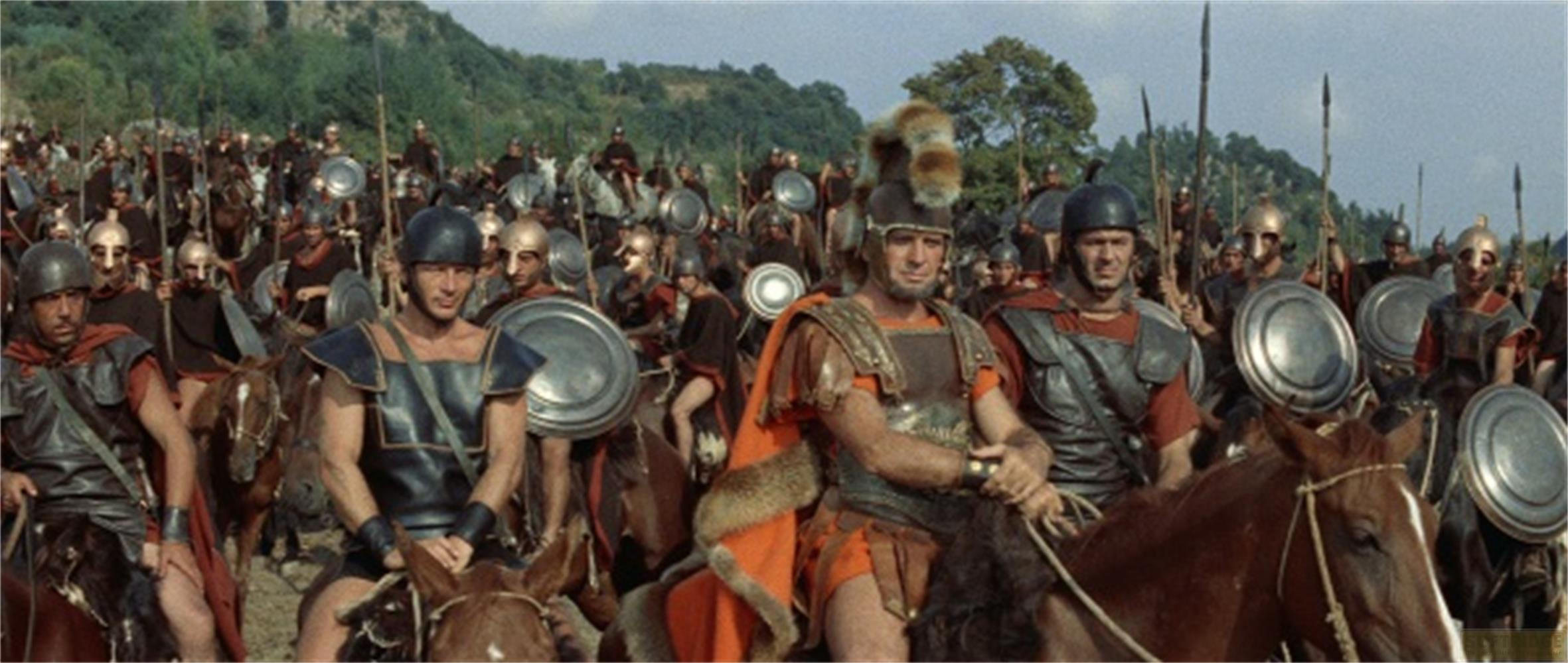 Un esercito di soldati in armatura cavalca cavalli, armati di lance e scudi.
