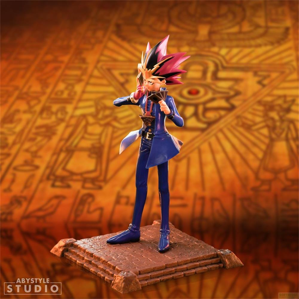 Yugi Muto Figur im blauen Outfit auf einer Steinstufe, hält Karten.