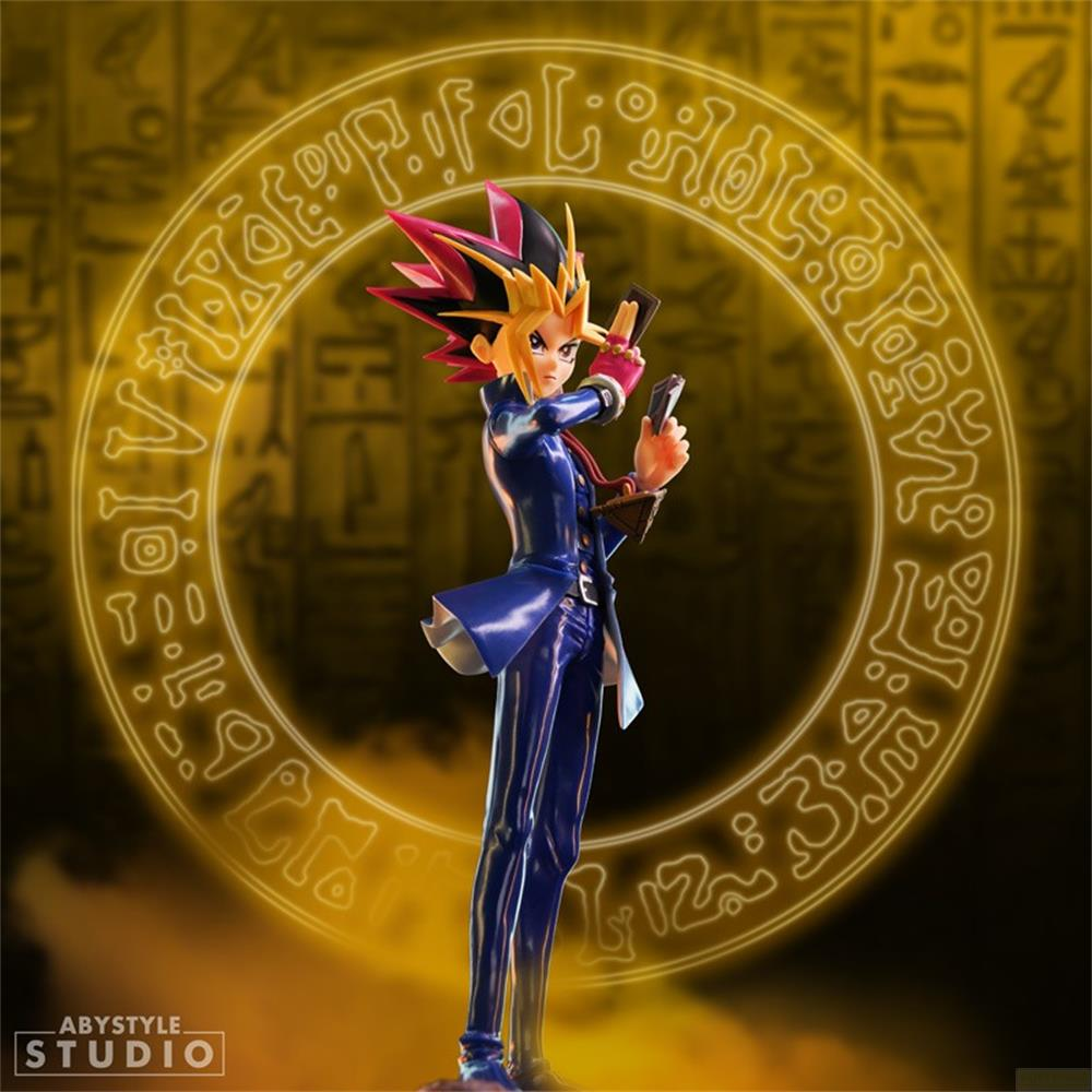 Yugi Muto Figur vor einem leuchtenden Kreis mit Hieroglyphen. Dunkelblaue Kleidung.