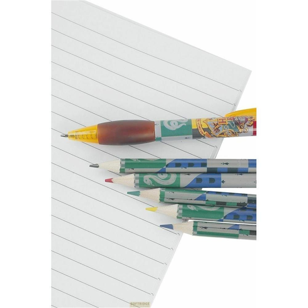 Un bolígrafo y varios lápices descansan sobre un cuaderno rayado.