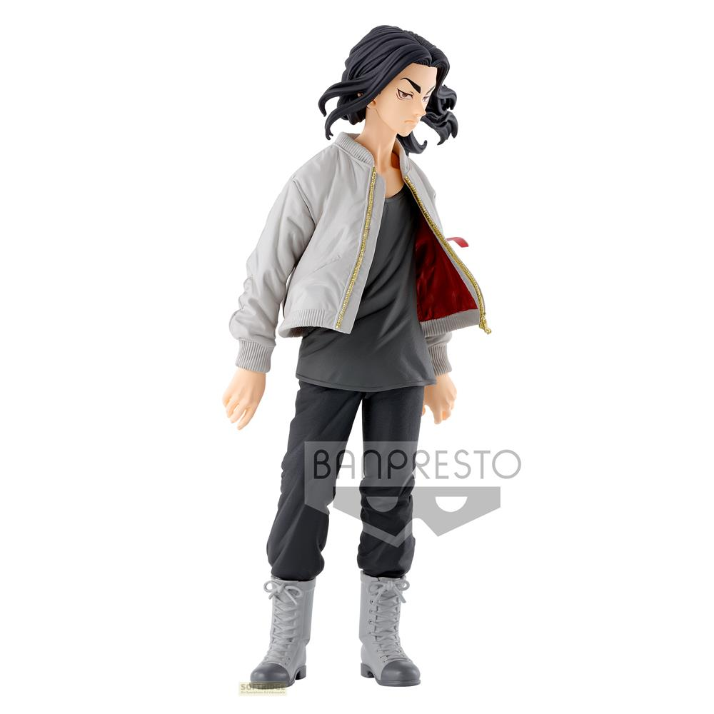 Figura de anime de un joven de pelo negro, con chaqueta gris sobre camisa oscura y pantalones negros.