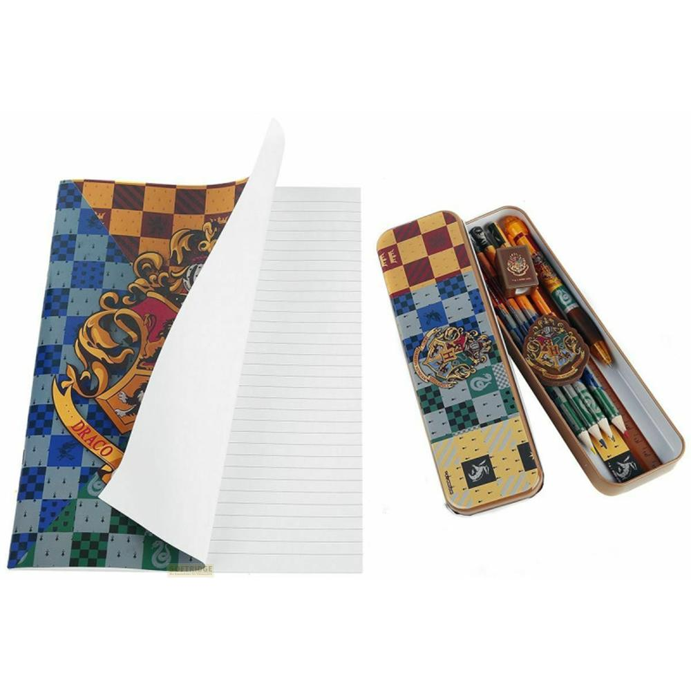 Un cuaderno con tema de Harry Potter y un estuche con lápices y bolígrafos.