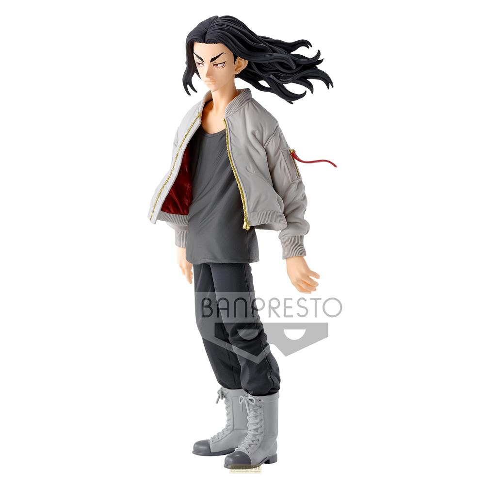 Figura de anime de un joven de pelo negro con chaqueta bomber gris y pantalones oscuros.