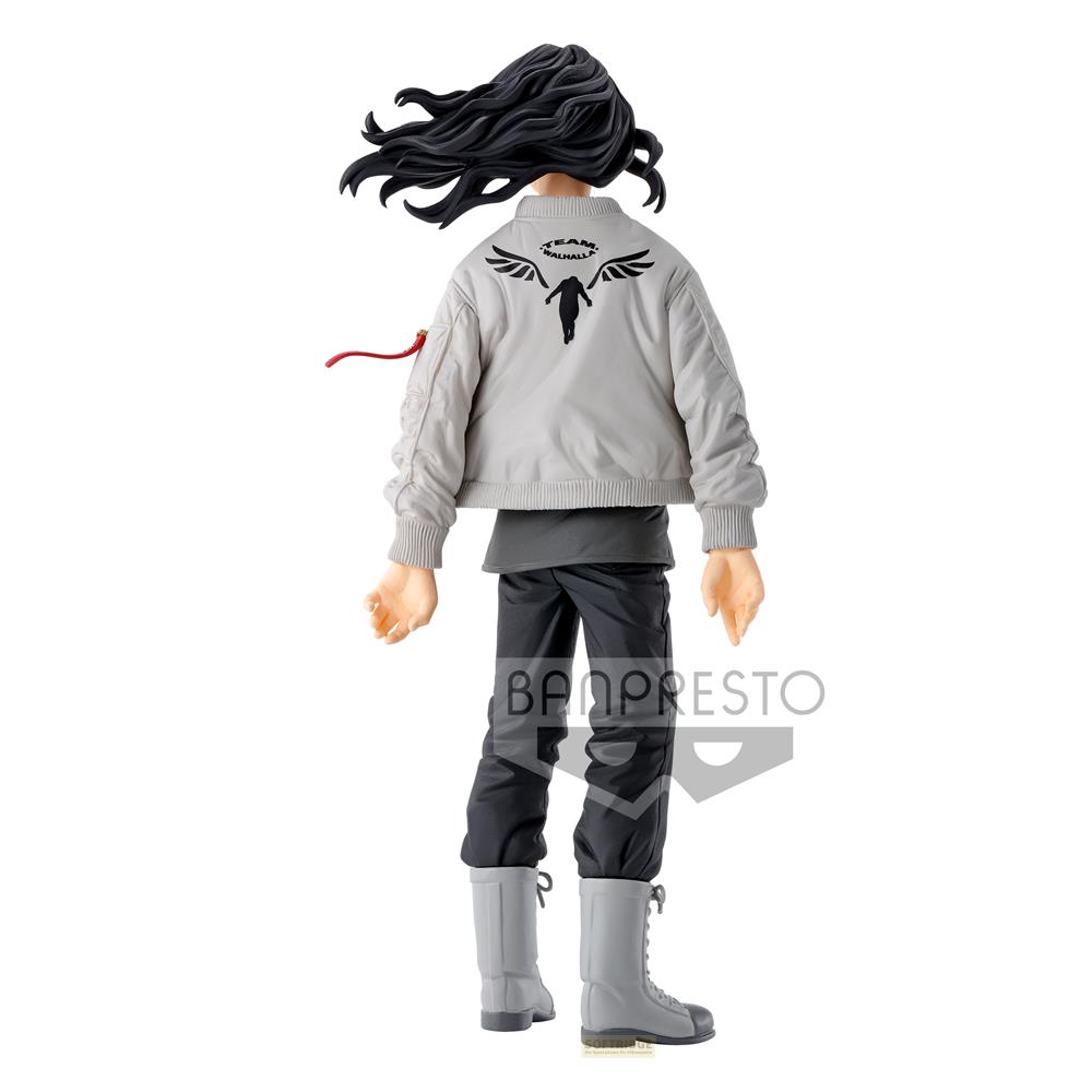 Un hombre de pelo negro lleva una chaqueta blanca con logo de ala y pantalones negros.