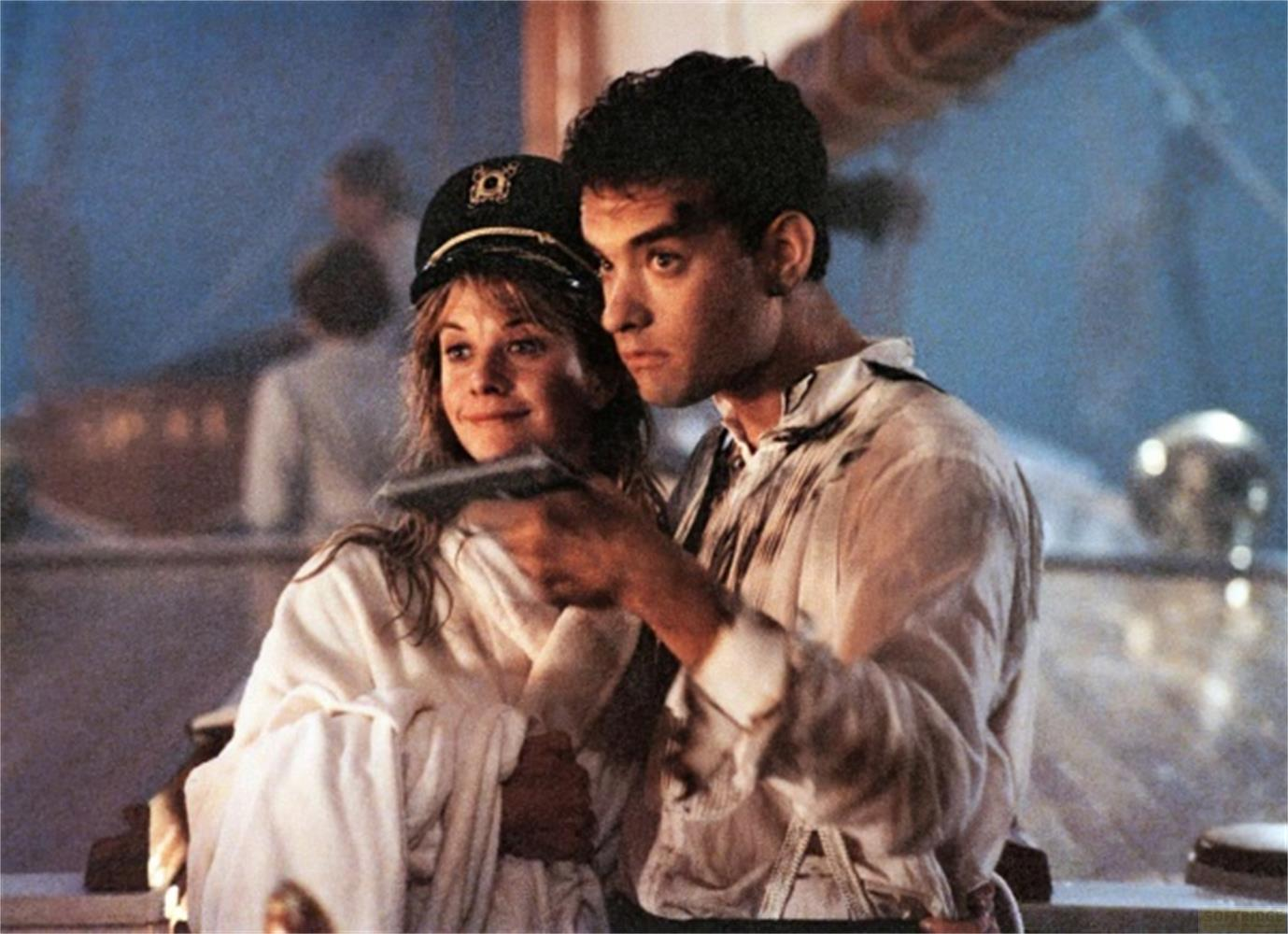 Un uomo e una donna tengono una pistola. Lei indossa un cappello da capitano.