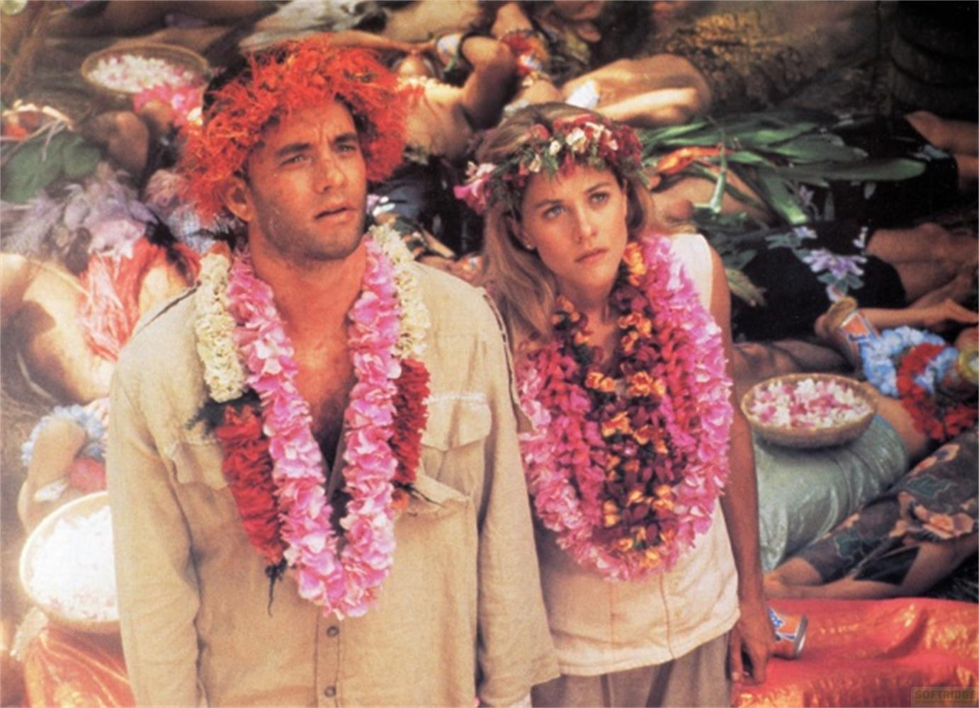 Uomo con capelli rossi e donna con corona di fiori indossano ghirlande.