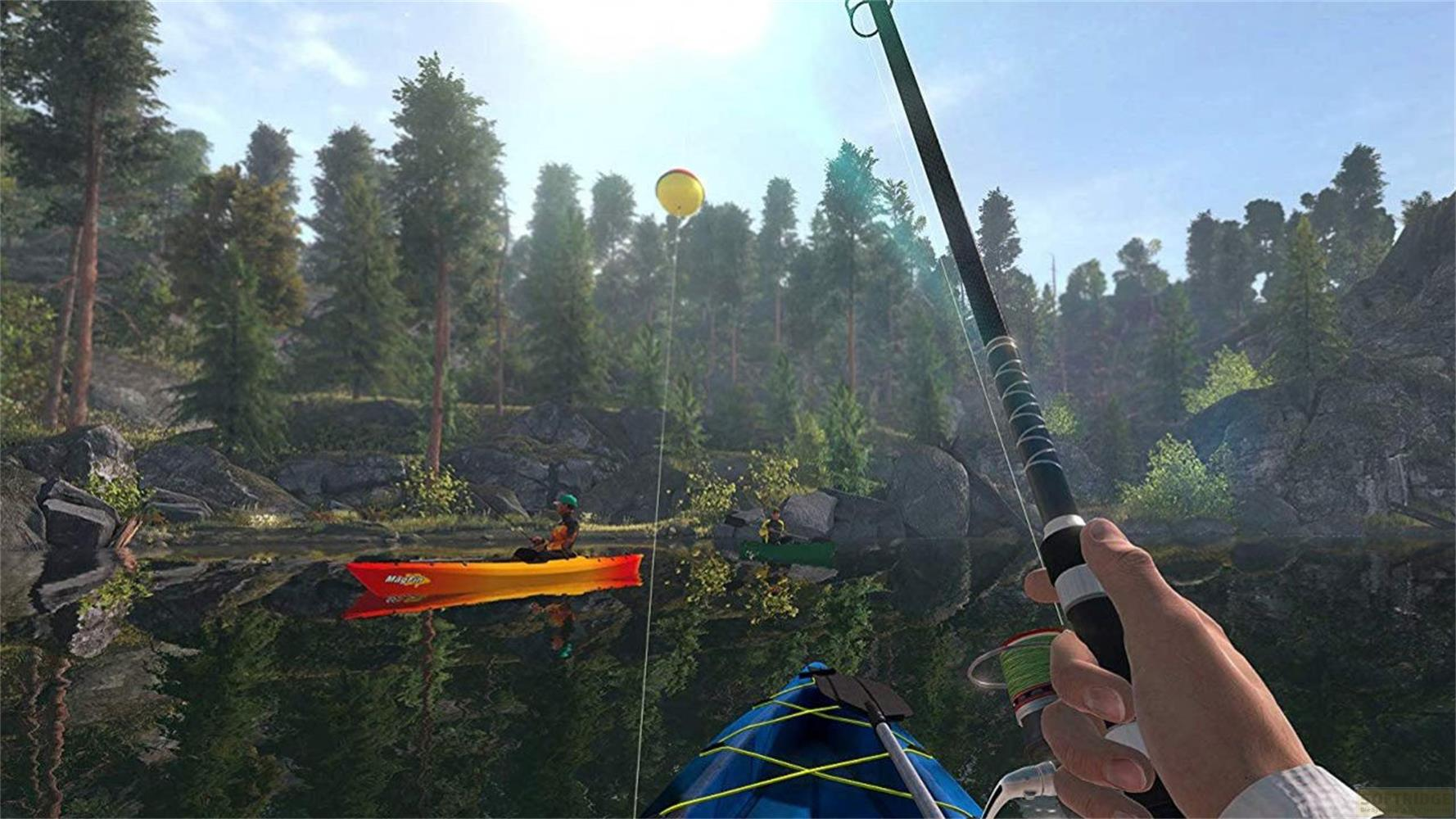 Canna da pesca in primo piano, due kayak su un lago, alberi e rocce sullo sfondo.