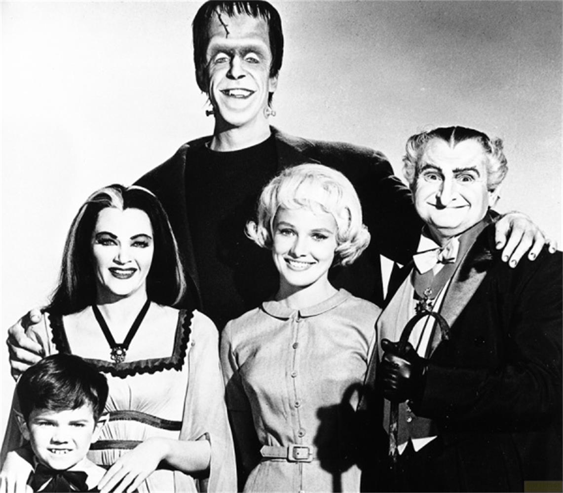 I Mostri posano per una foto di gruppo. Herman è alto e simile a Frankenstein.