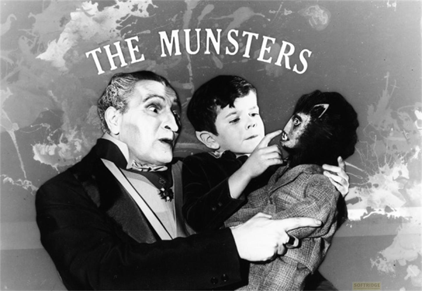 Uomo con bambino e burattino scimmia davanti logo "The Munsters".