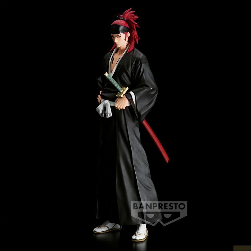 Eine Figur mit roten Haaren trägt einen schwarzen Kimono und ein Schwert.