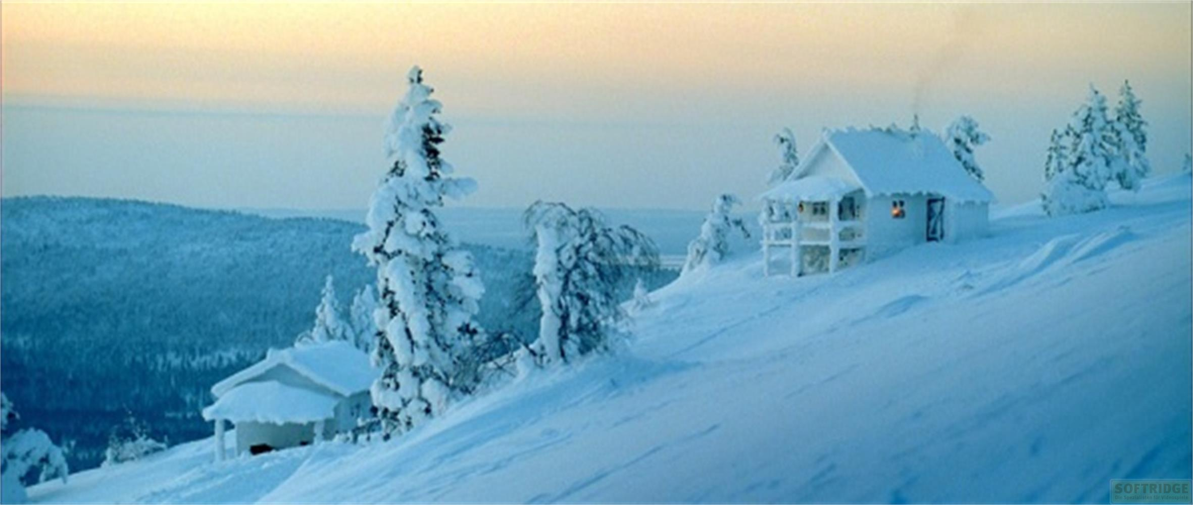 Cabanes et arbres enneigés sur une colline couverte de neige au lever du soleil.