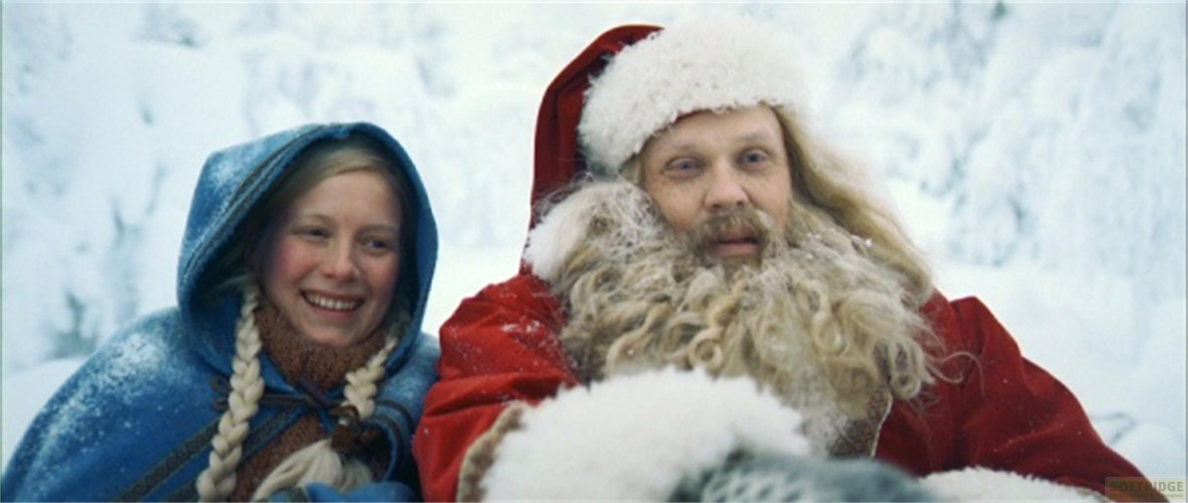 Une fille à capuche bleue et un homme barbu en manteau rouge dans la neige.