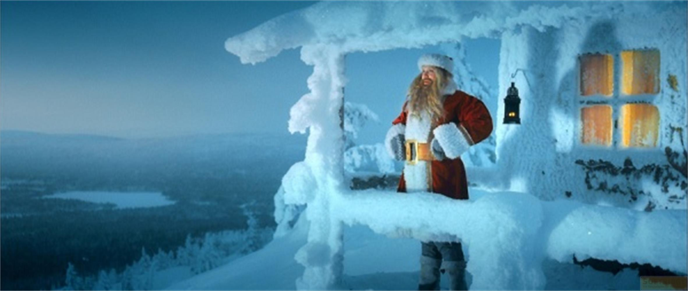 Père Noël dans une maison enneigée, lumière aux fenêtres, paysage hivernal.