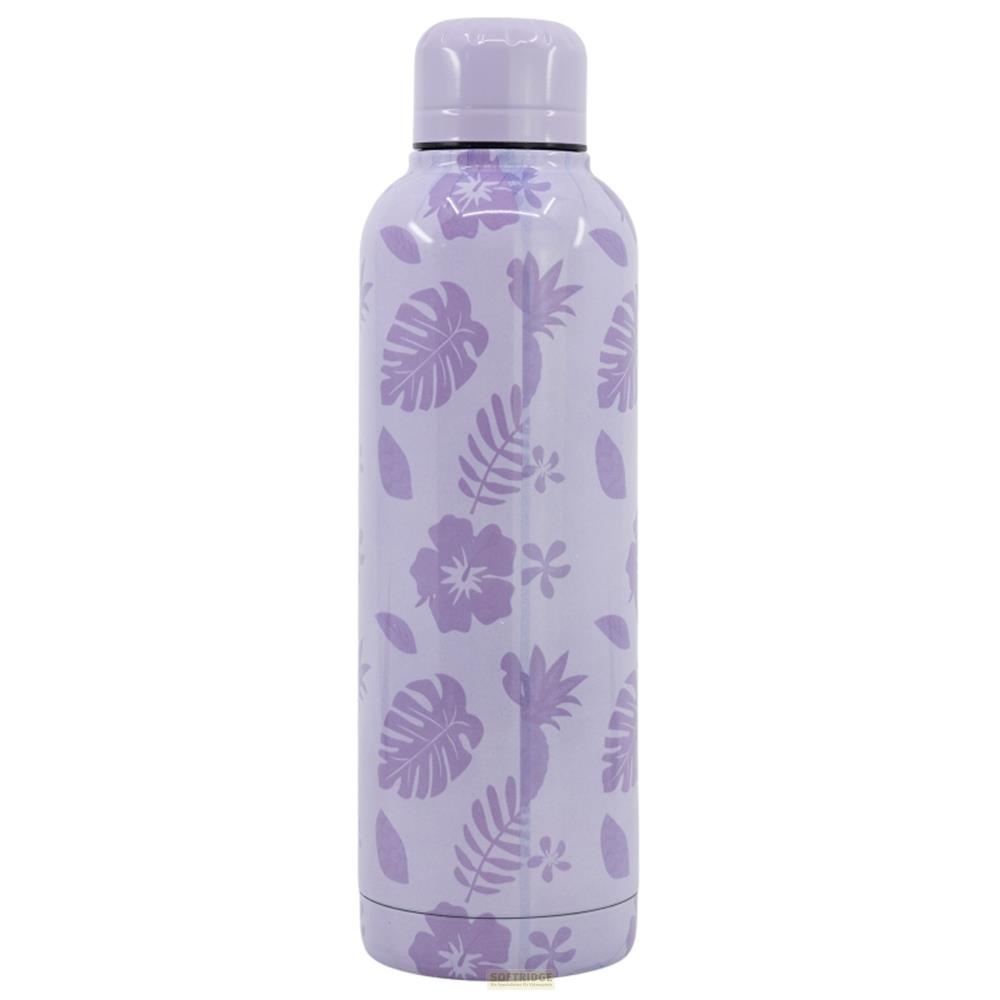 Lila Flasche mit tropischem Blumen- und Blattmuster, weißer Hintergrund.