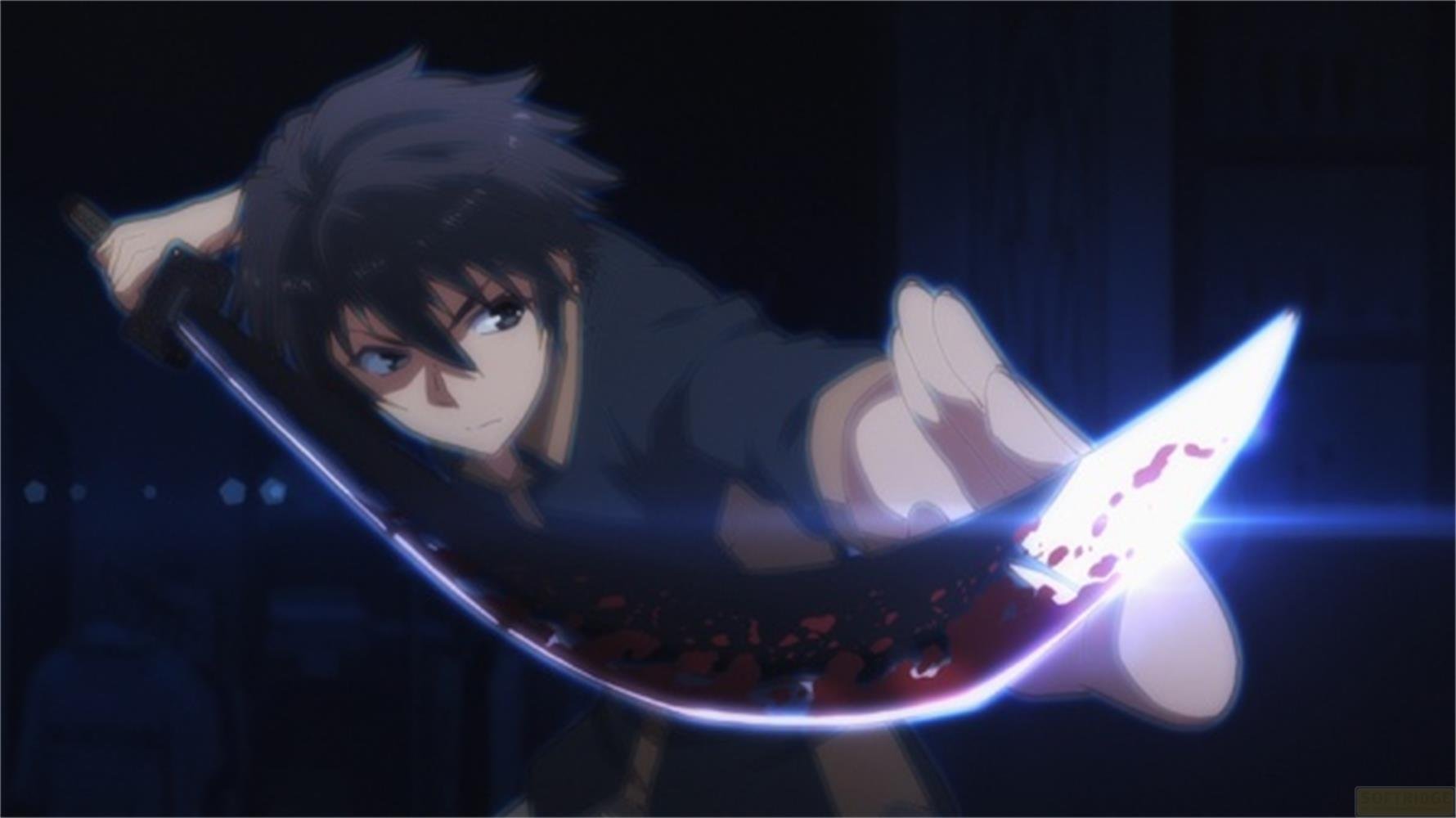 Un personaggio anime dai capelli scuri brandisce una spada insanguinata e luminosa.