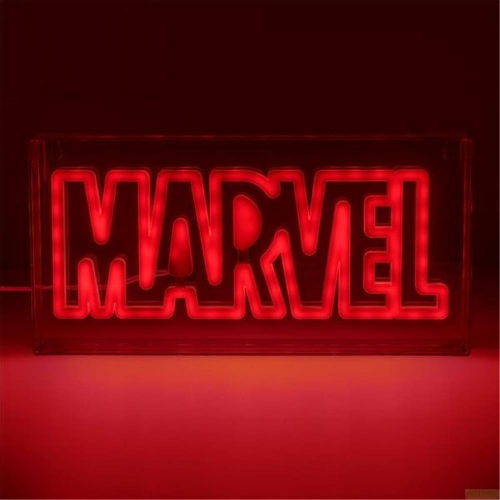 Rotes Marvel-Logo als Neonschild leuchtet auf einer Wand.