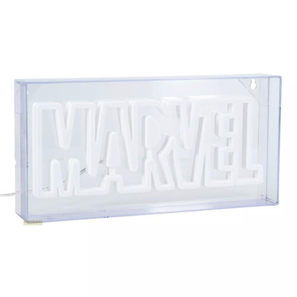 Ein weißes MARVEL-Neonlicht in einer transparenten Box. An der Wand montiert.
