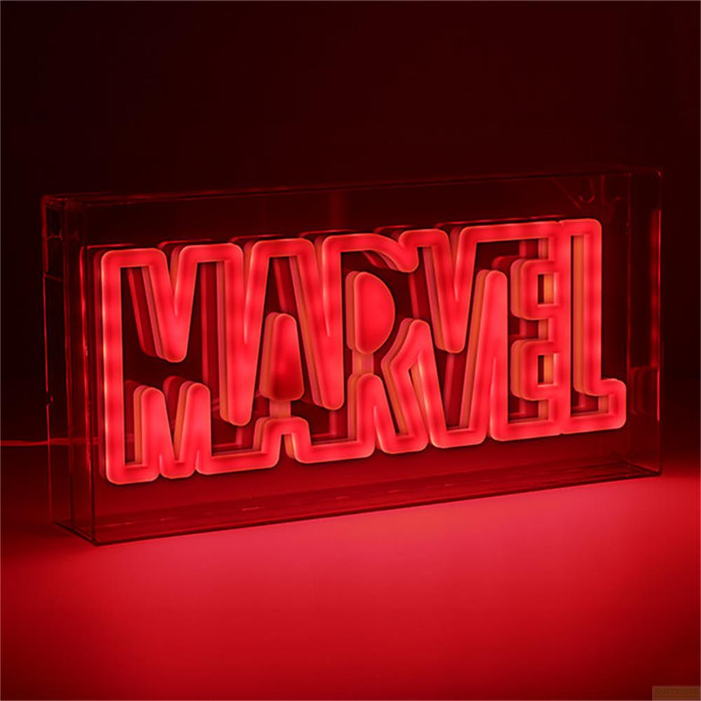 Rotes Marvel-Logo aus Neonlicht in einem transparenten Gehäuse.