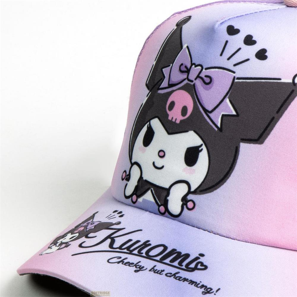 Una gorra morada y rosa con Kuromi y "Cheeky but charming!"
