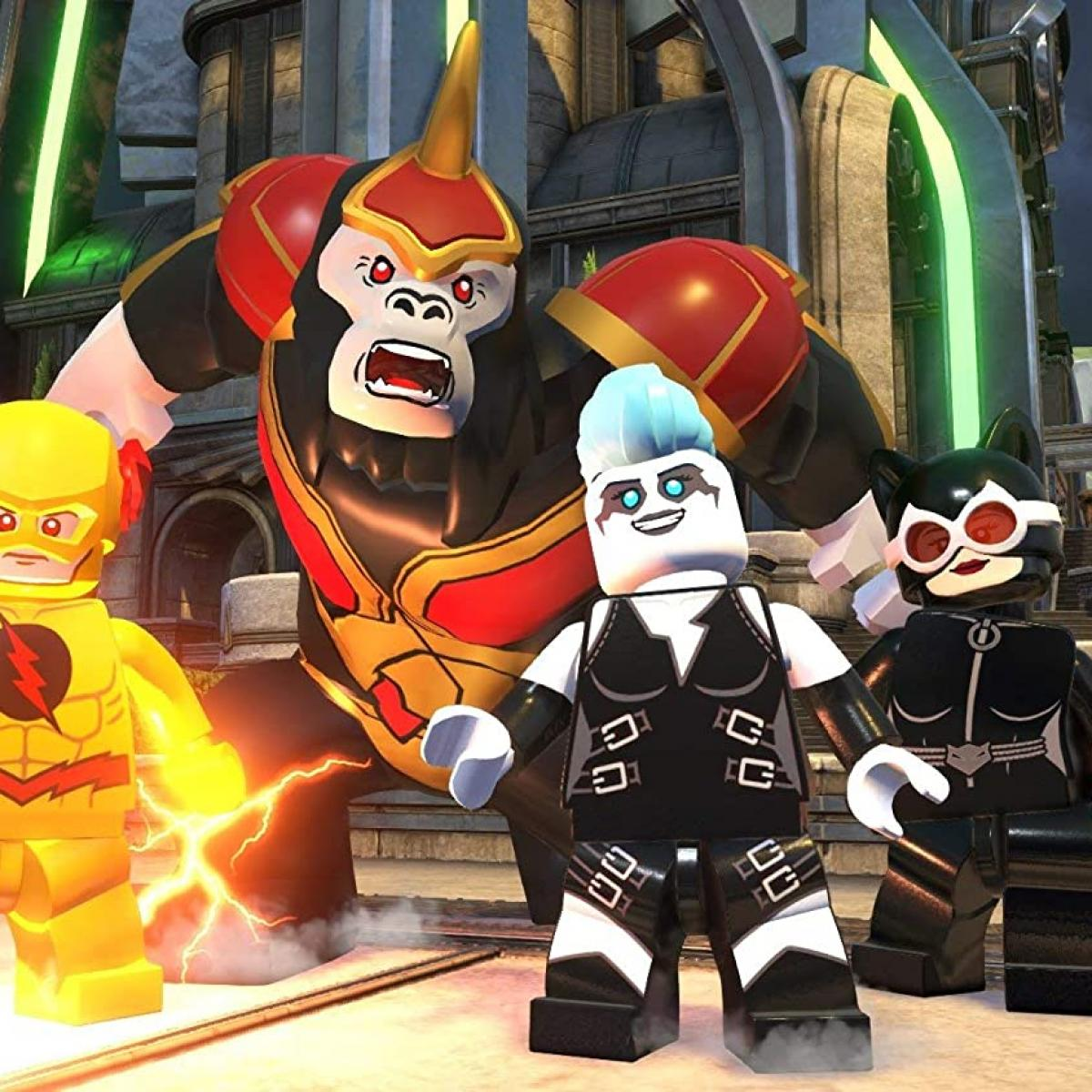 Figurki Lego: Gorilla Grodd, Flash, Kobieta-Kot i biała postać w czerni.