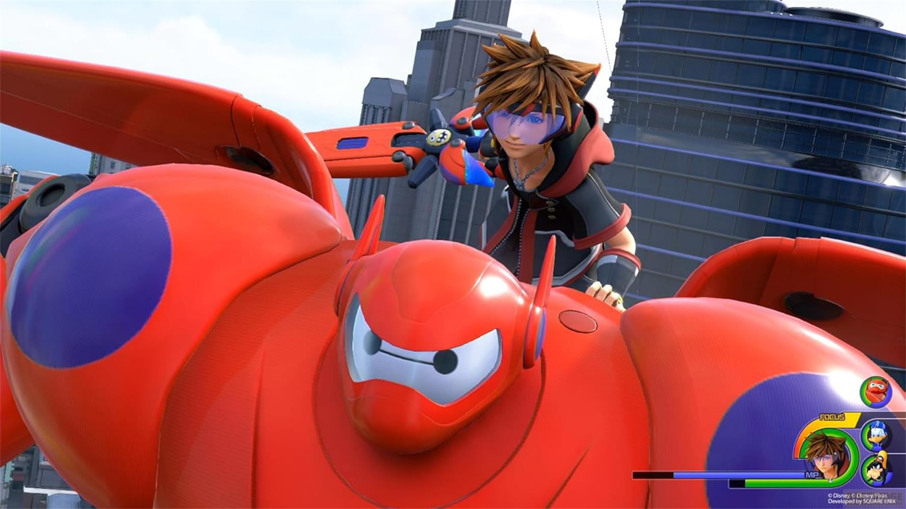 Sora monte Baymax devant un paysage urbain avec un grand bâtiment bleu.