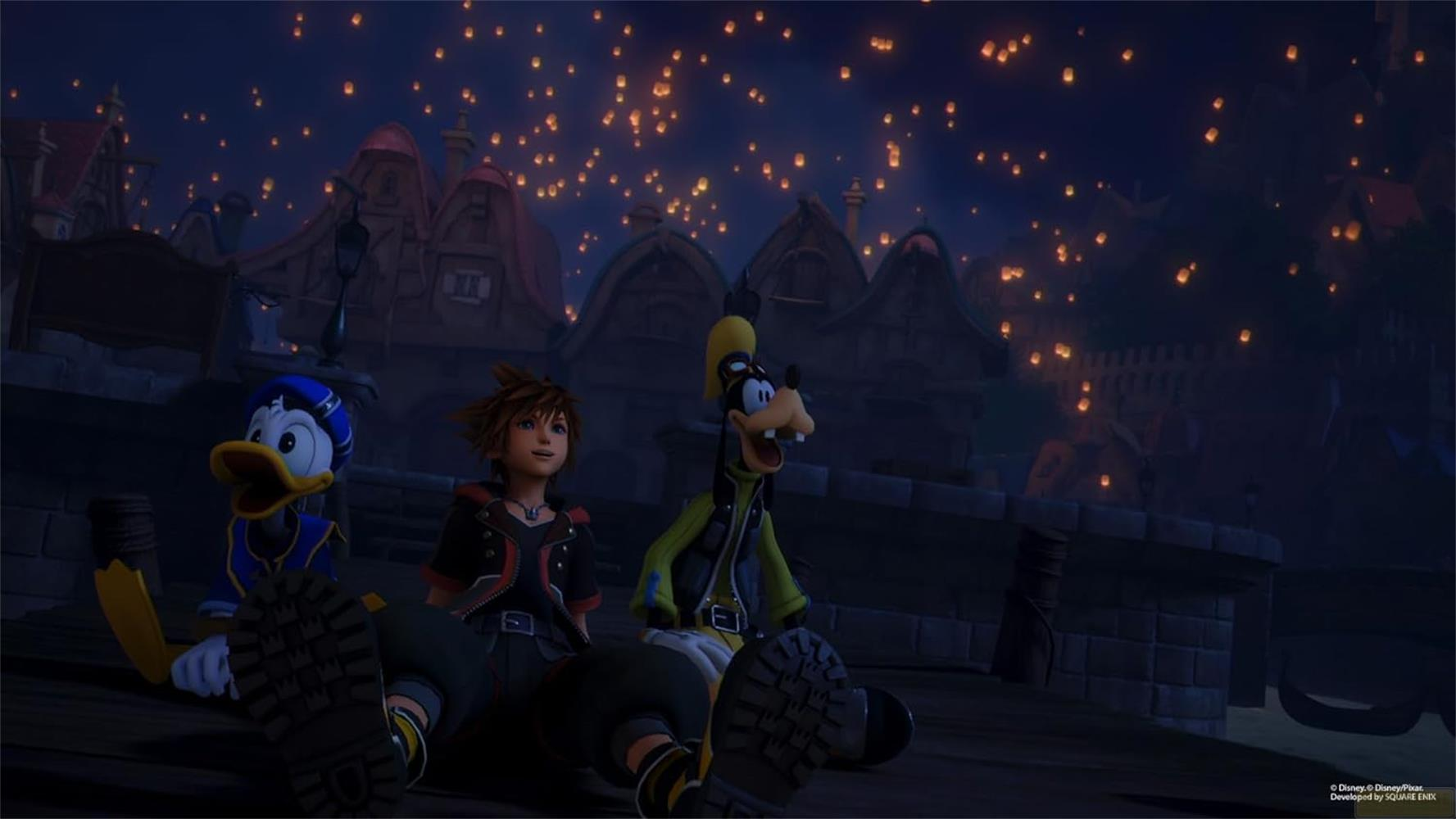 Sora, Donald et Dingo sont assis sur une terrasse en bois la nuit, regardant un ciel rempli de lanternes.