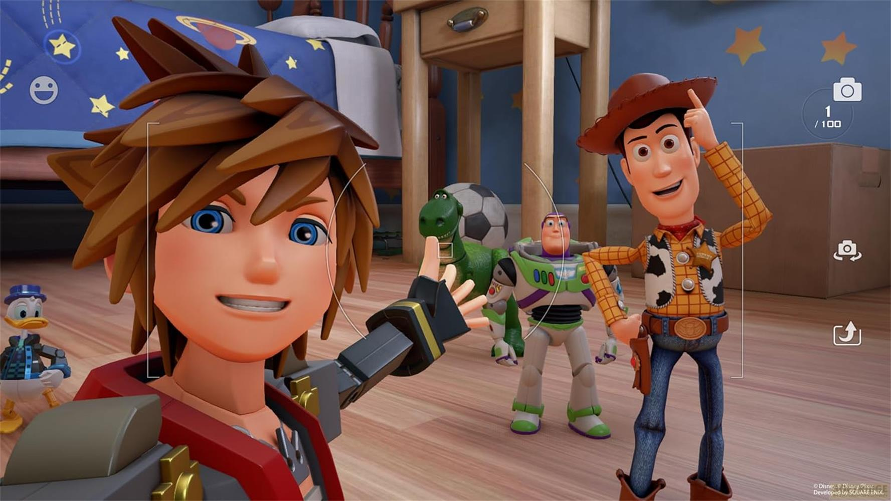 Sora, Donald, Woody, Buzz et Rex se tiennent dans une chambre d'enfant.