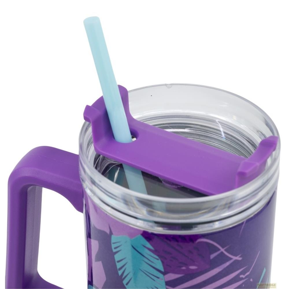 Lila Becher mit tropischem Blattmuster, blauer Strohhalm und Griff.
