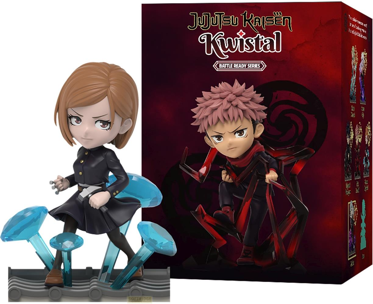 Dwie figurki anime Jujutsu Kaisen Kwistal na podstawie, z czerwonym pudełkiem w tle.