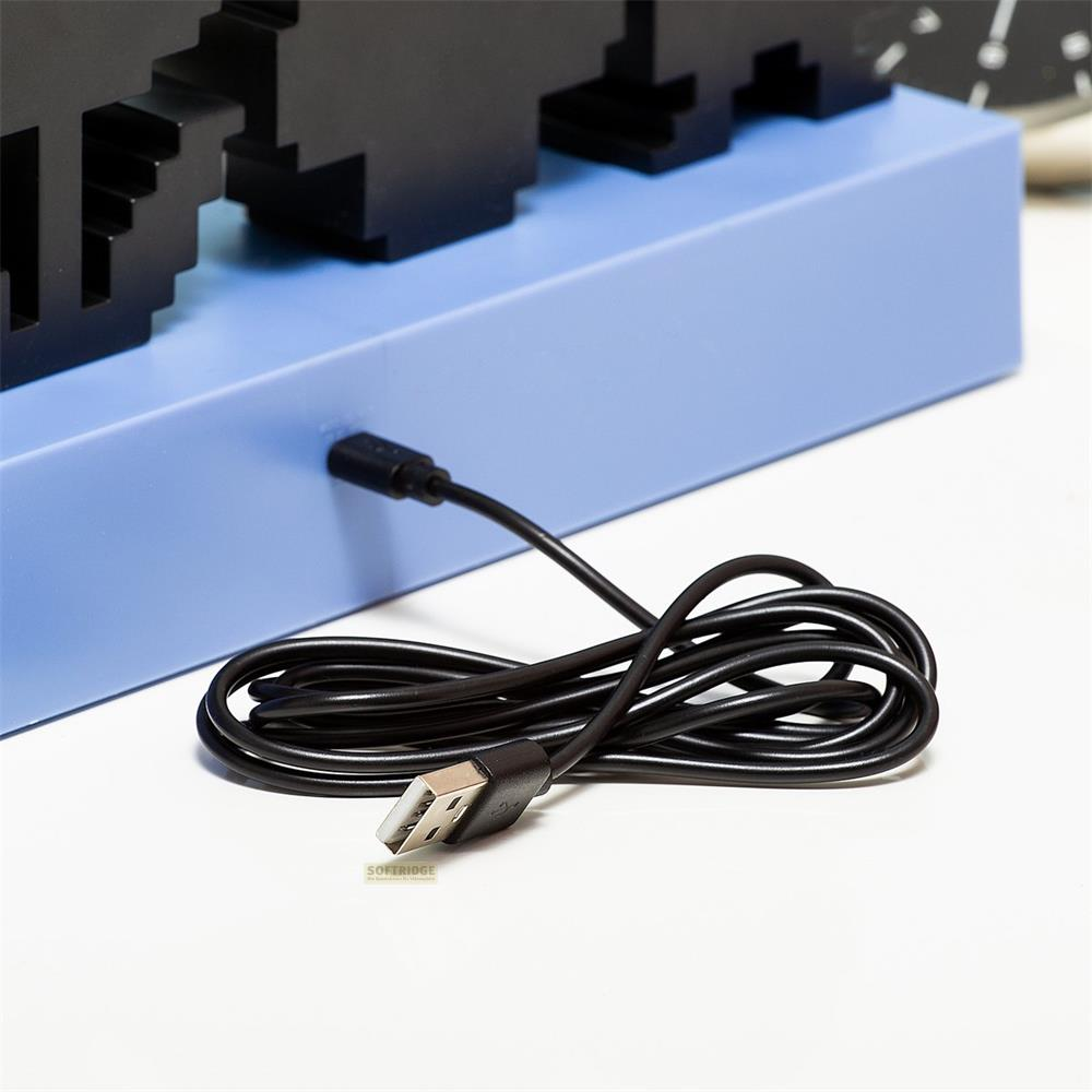 Czarny kabel USB leży na białej powierzchni, podłączony do niebieskiego urządzenia.