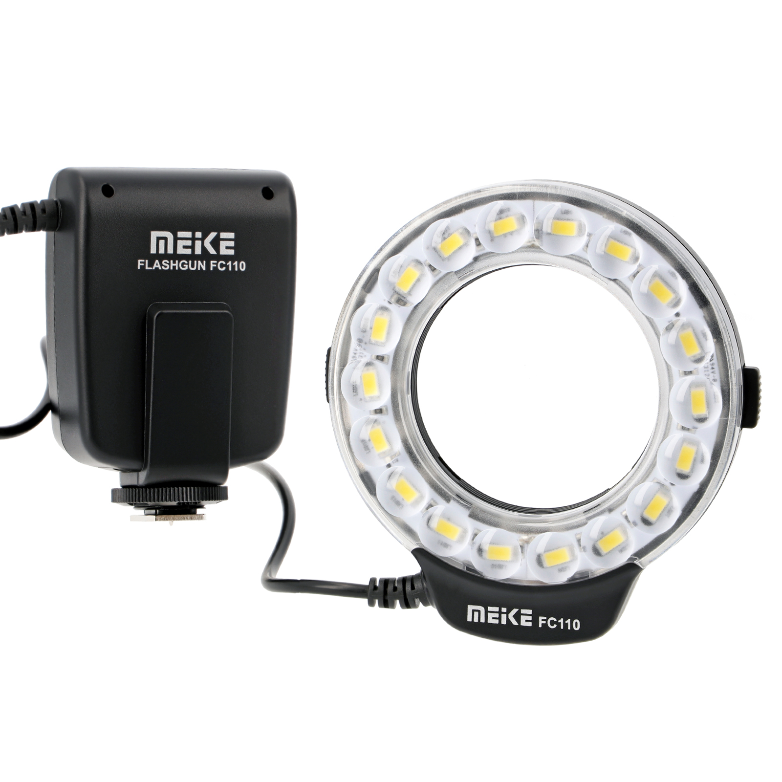 Ein schwarzer Blitz und ein Ringlicht mit LEDs, verbunden durch Kabel.