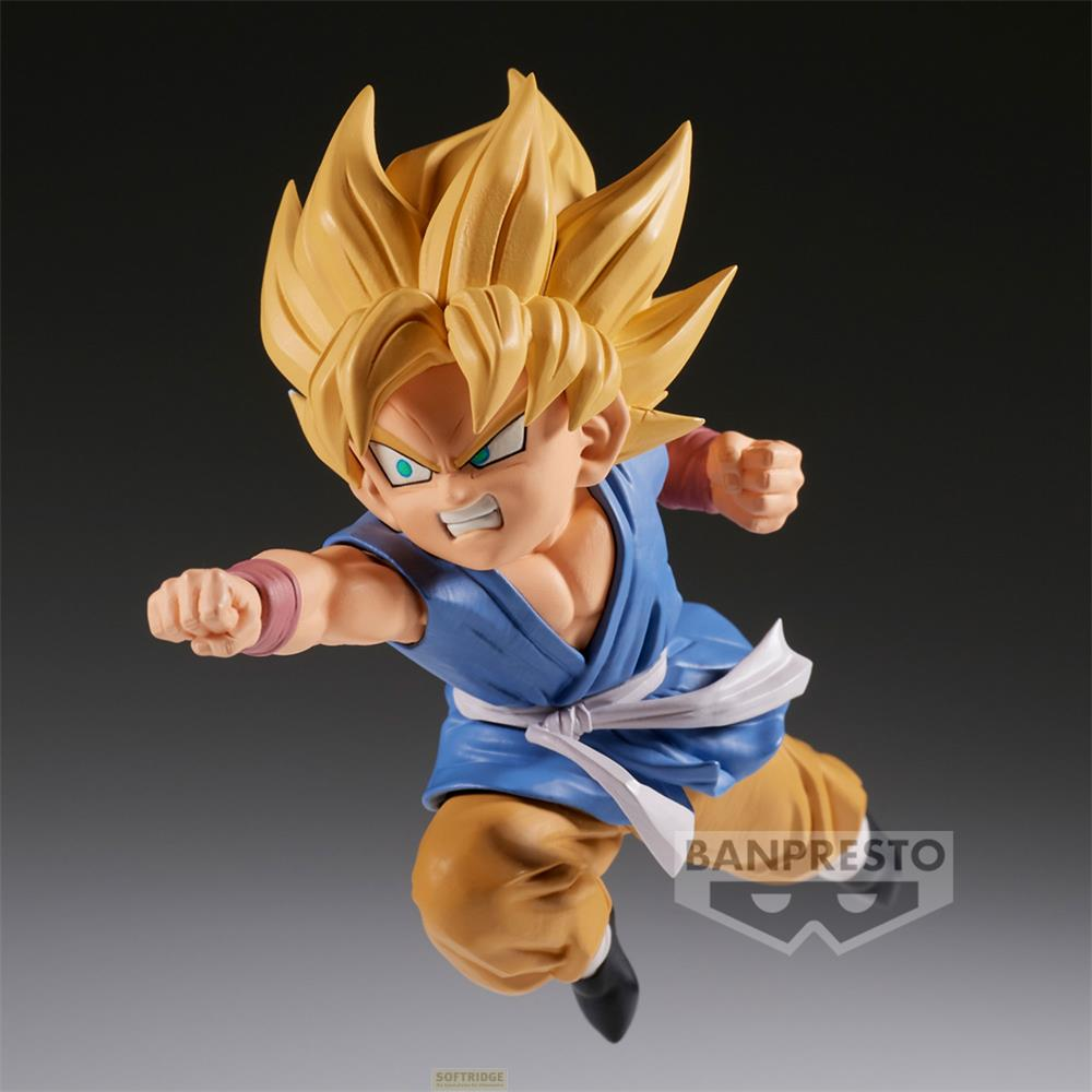 Una figura de Goku con pelo rubio, vestida de azul y pantalones marrones.