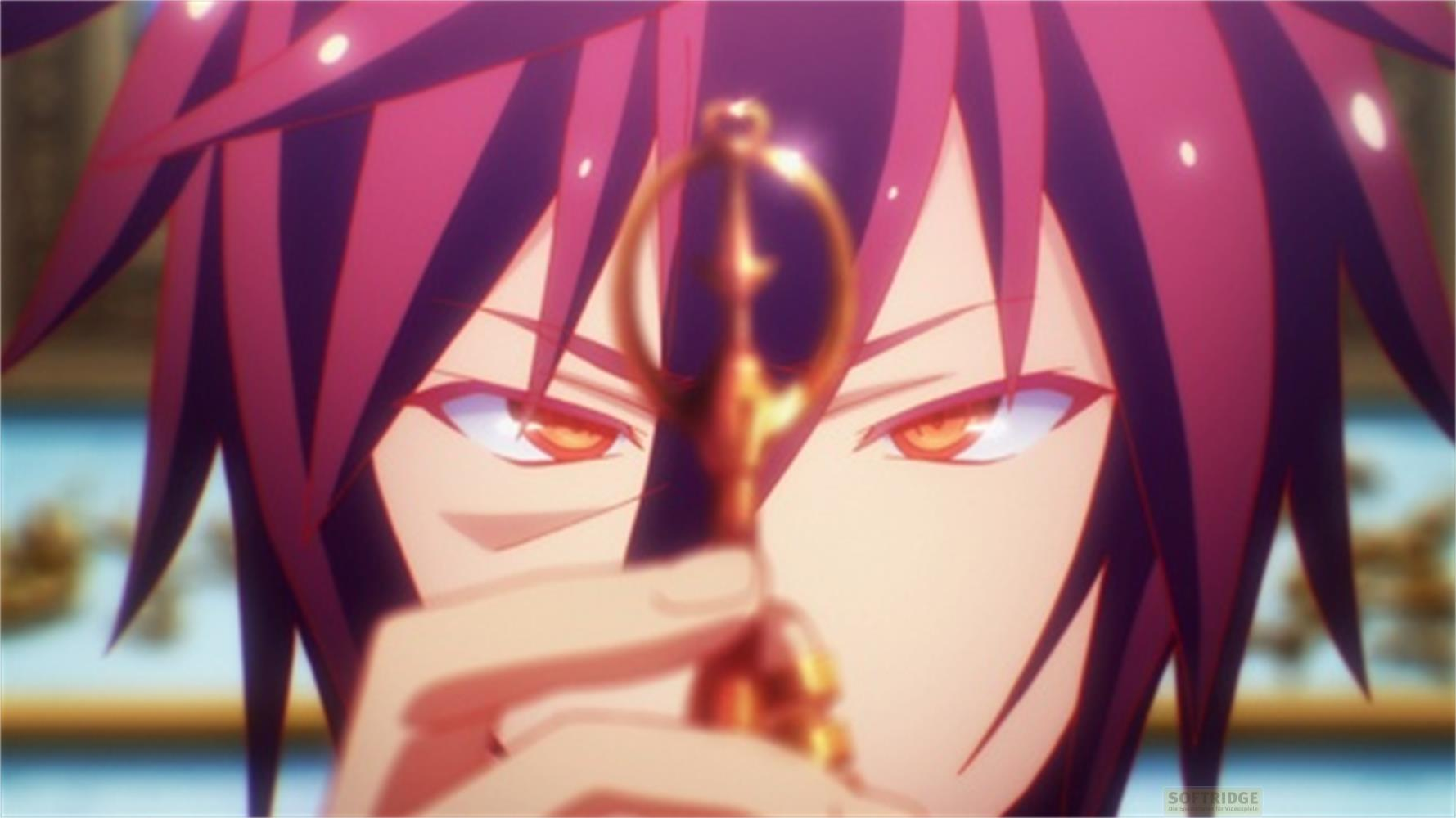 Personaggio anime con capelli rossi e occhi arancioni luminosi tiene una catena dorata.