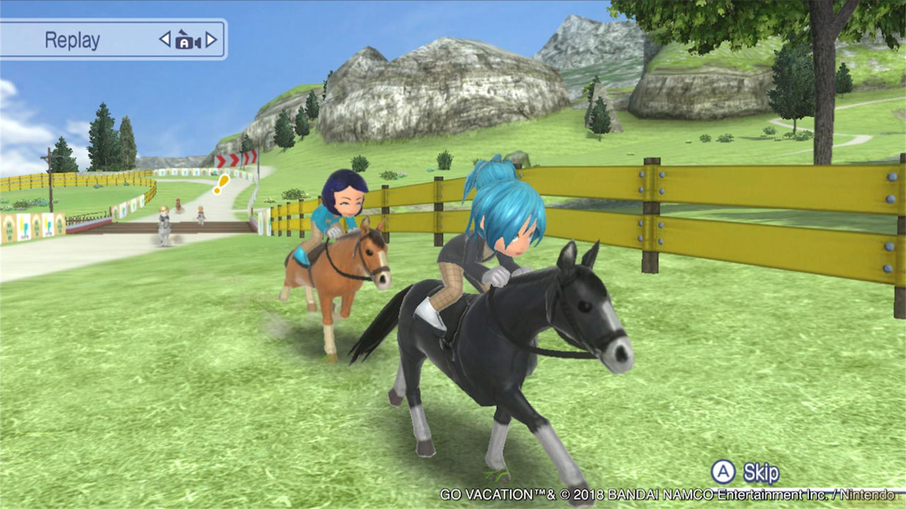 Zwei Spieler reiten auf Pferden auf einer gr ünen Wiese, mit Bergen im Hintergrund.