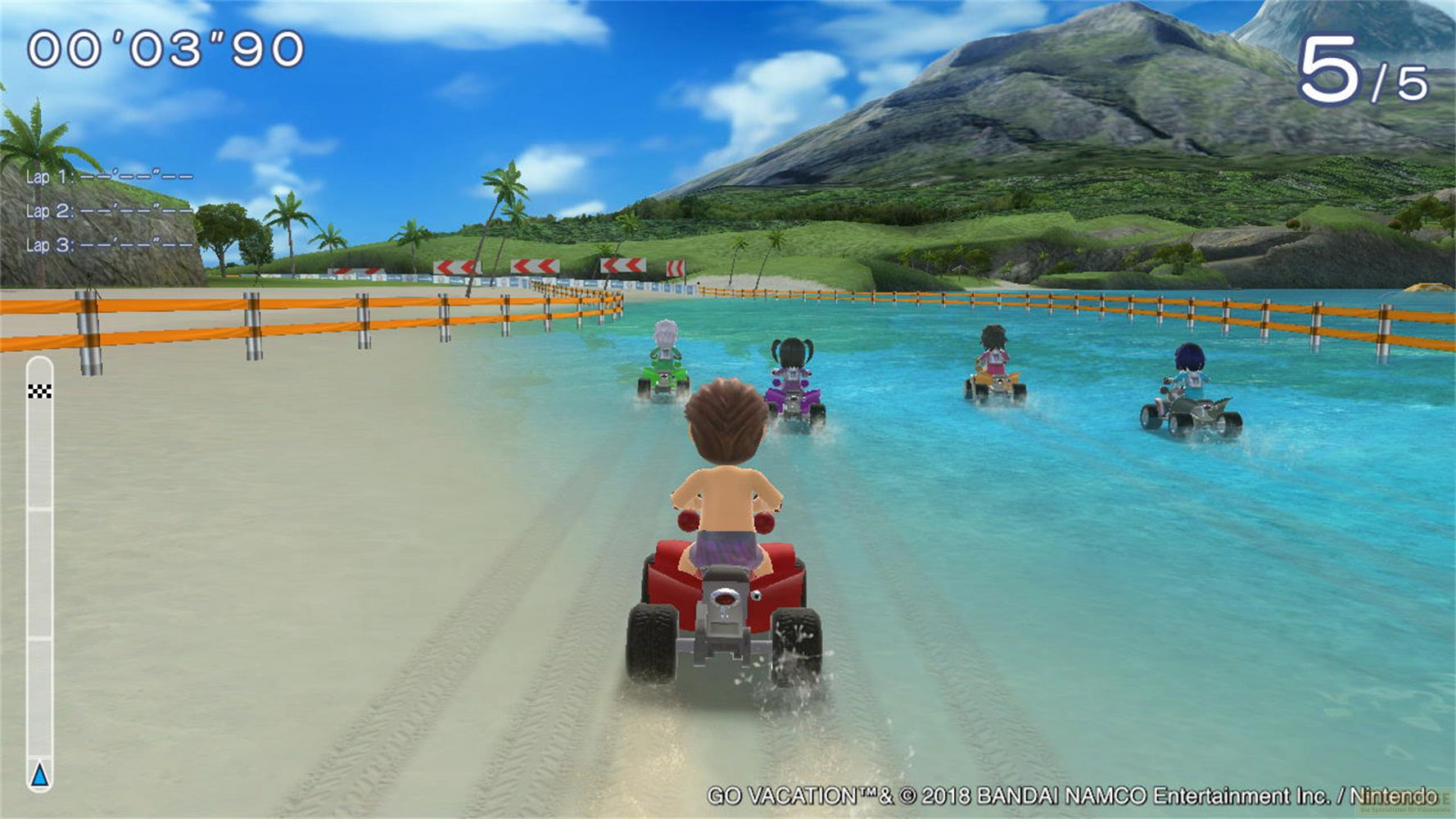 Rennfahrzeuge auf einem Wasserrennen mit tropischer Landschaft im Hintergrund.