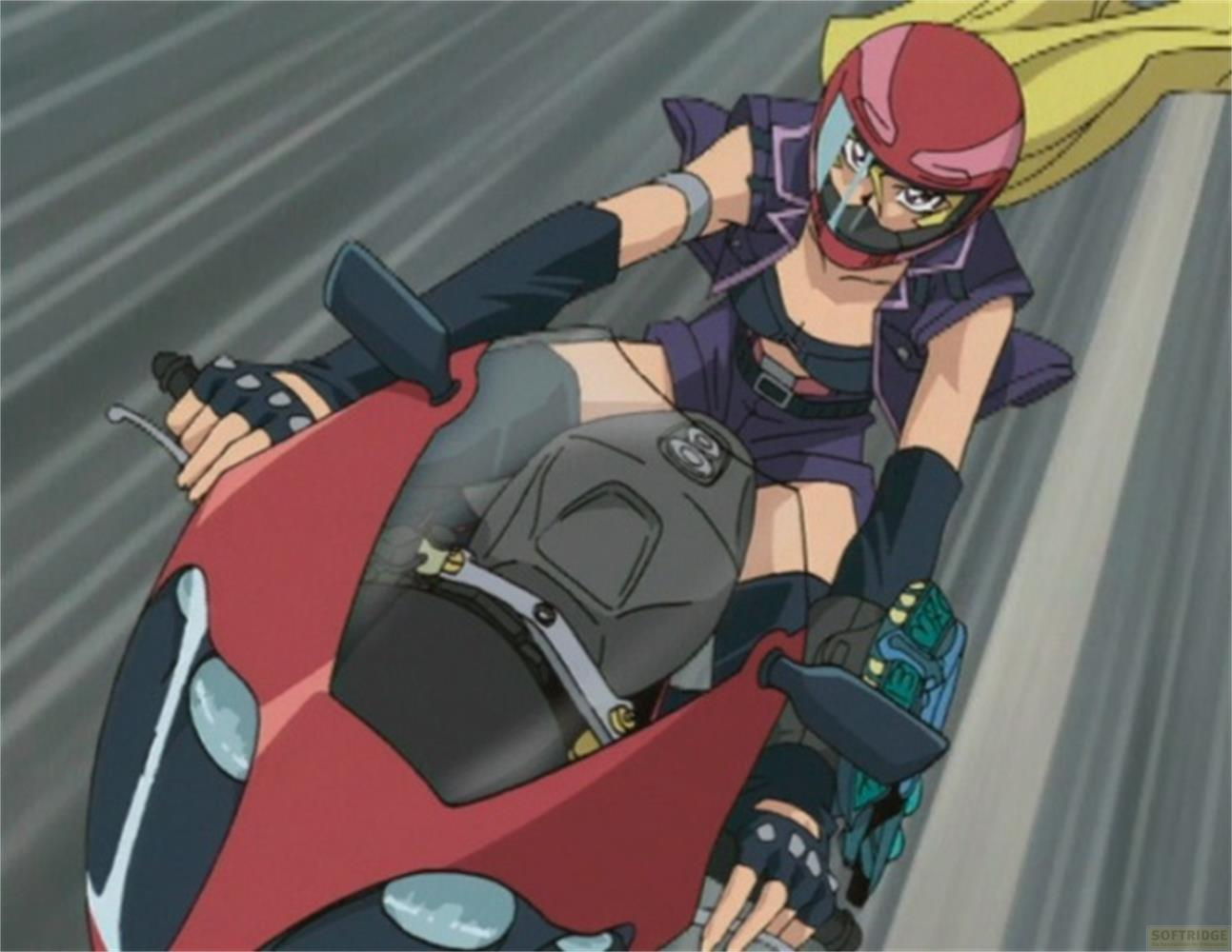 Una donna in viola e casco rosso guida una moto, i capelli gialli fluttuano.