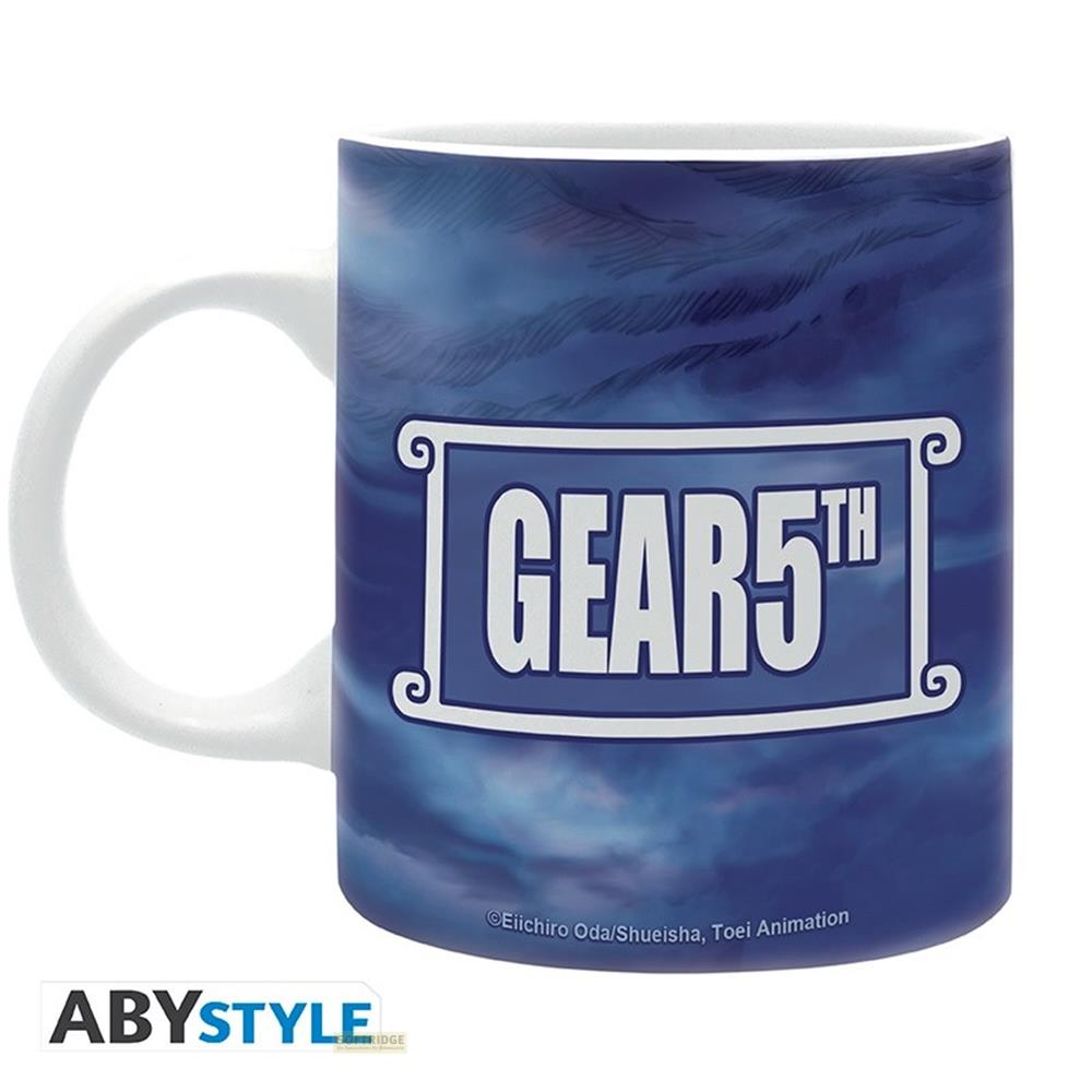 Eine weiße Tasse mit blauem Hintergrund und der Aufschrift "GEAR 5TH".