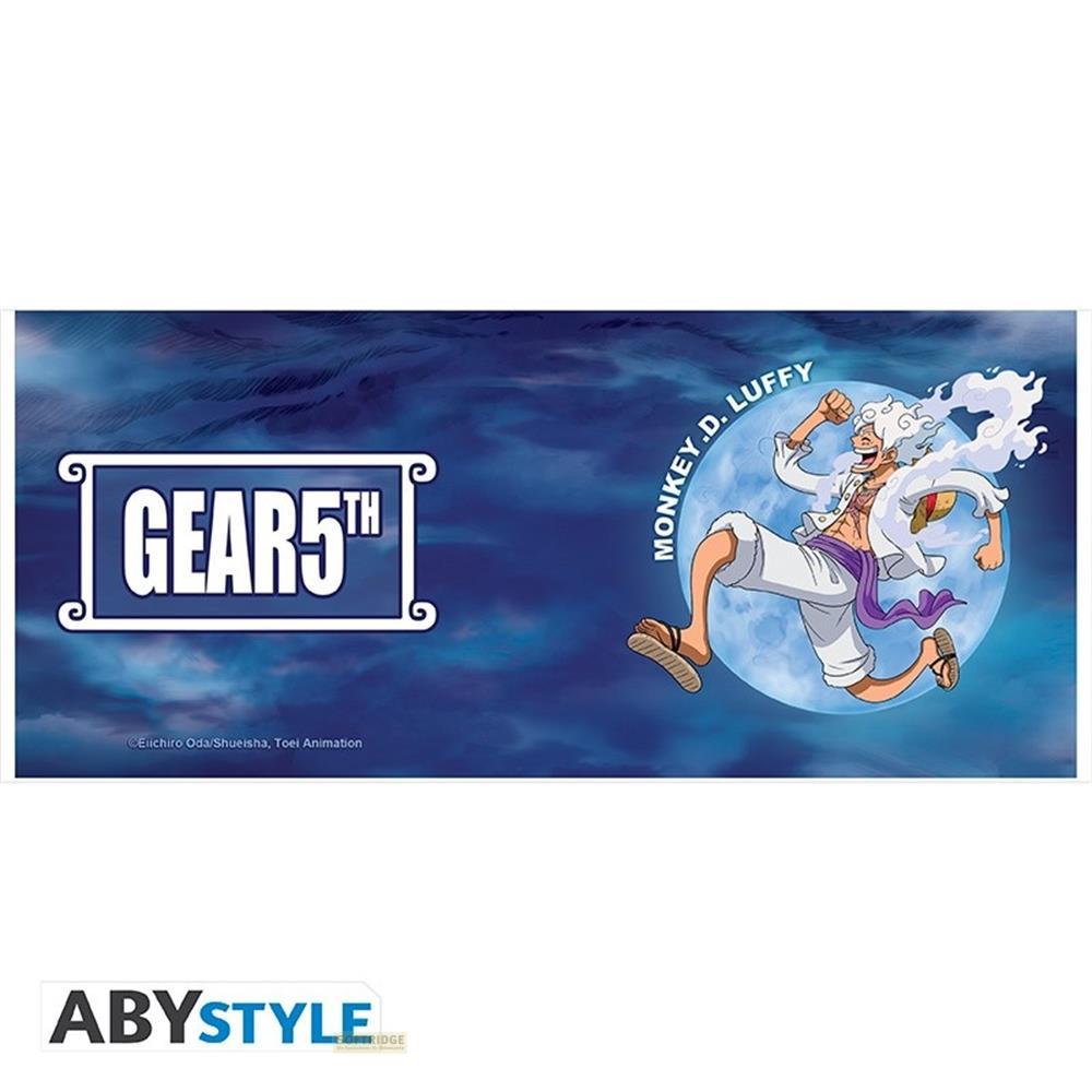 Monkey D. Luffy in Gear 5 springt vor einem blauen Hintergrund mit Wolken.