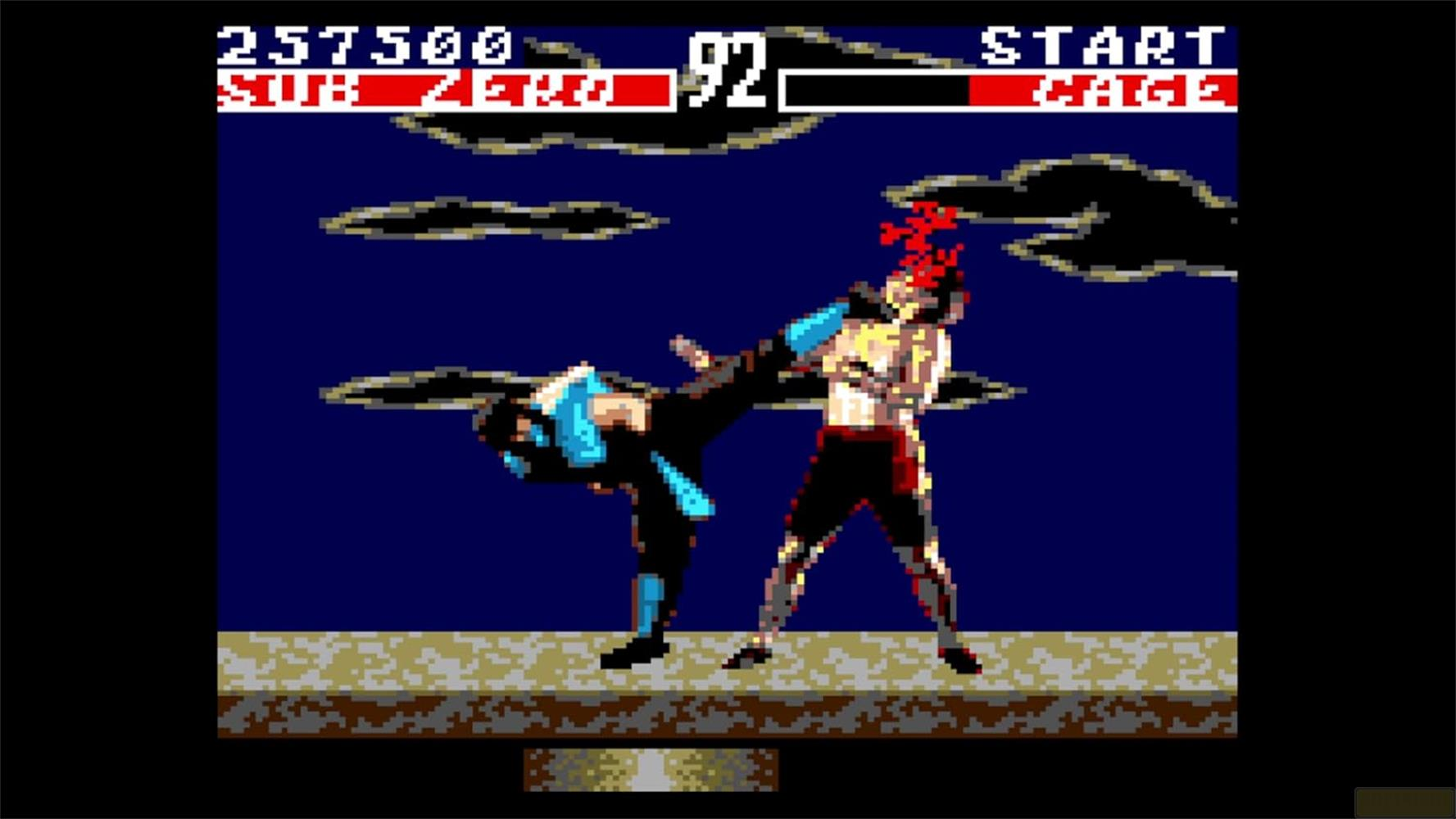 Sub Zero führt einen Tritt aus, während Cage verletzt wird.