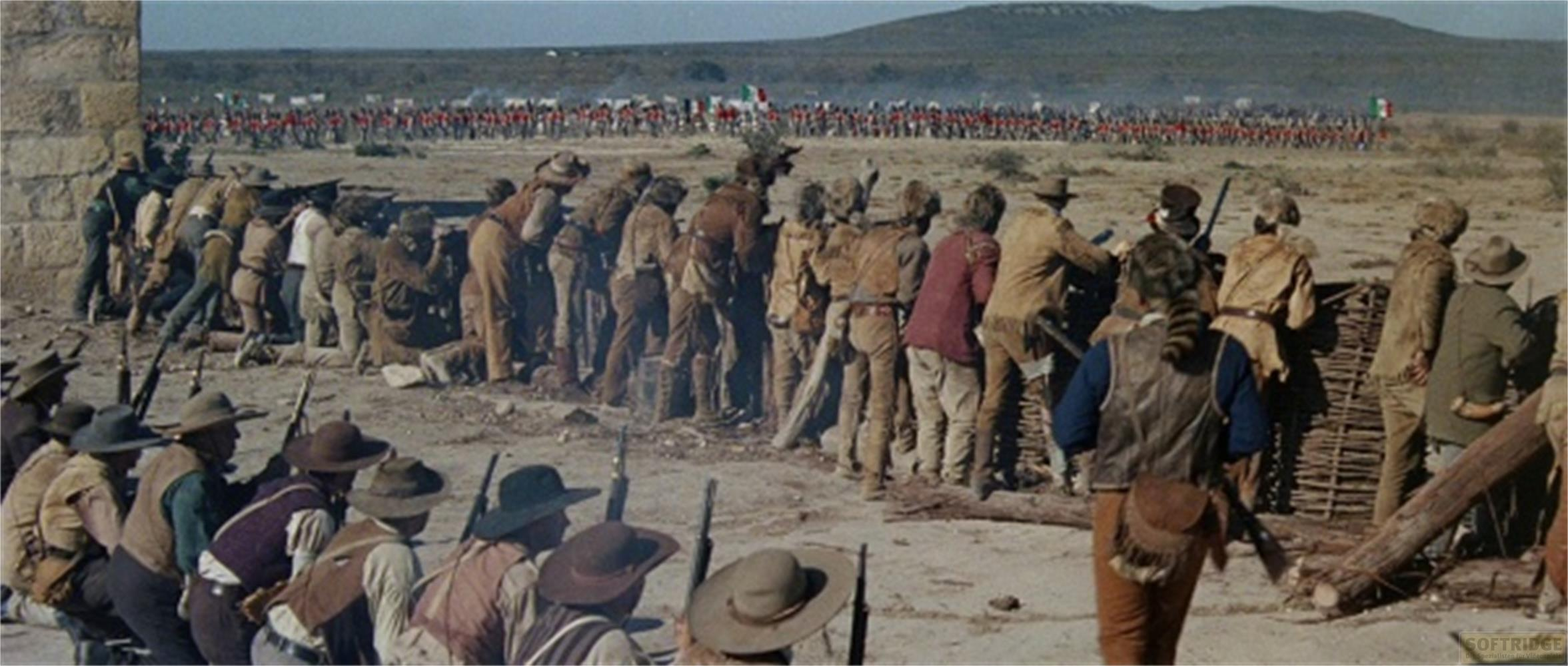 Soldati in uniforme rossa in fila. In primo piano, uomini in abiti civili combattono.