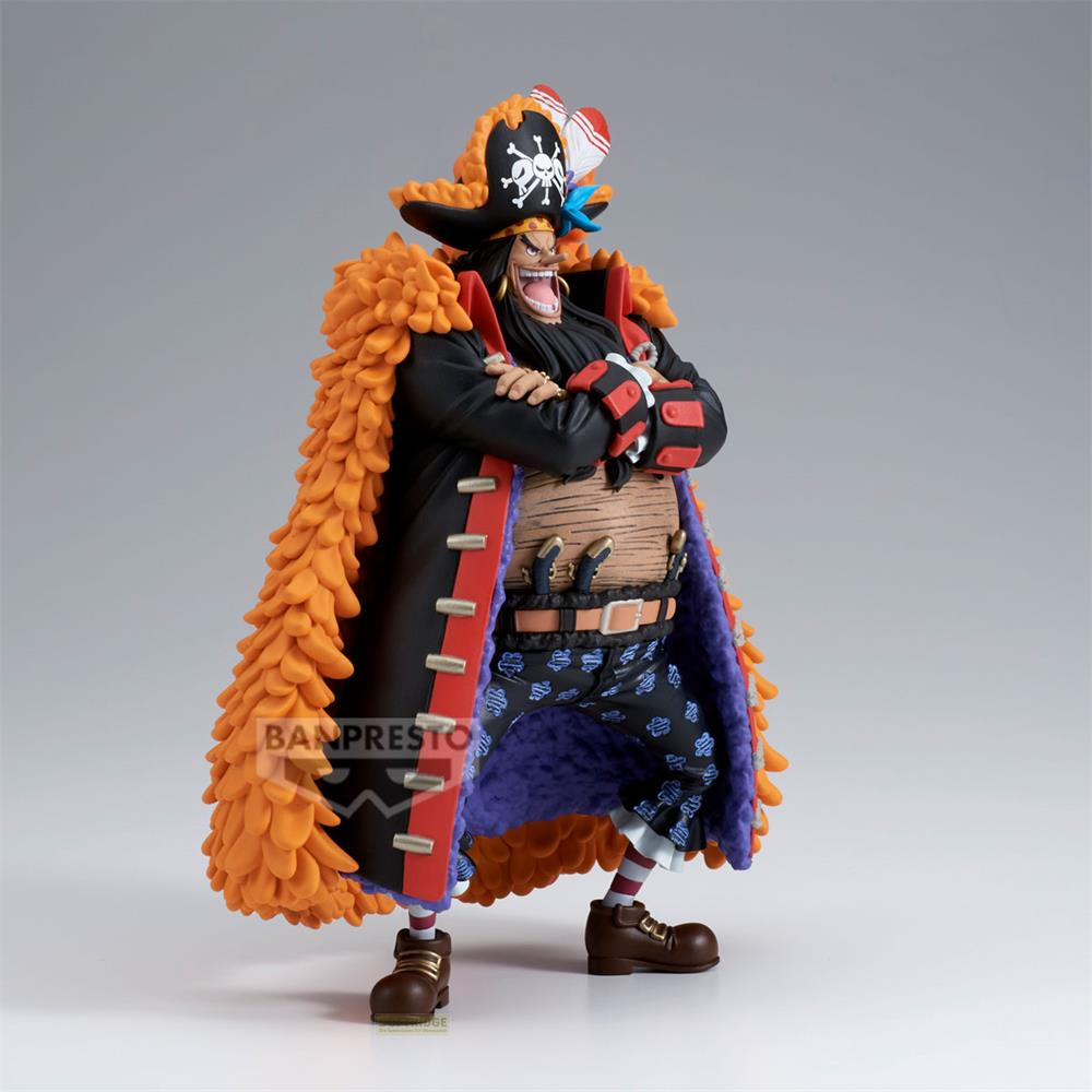 Eine Actionfigur eines Piraten mit schwarzem Haar, einem orangefarbenen Mantel und einem Totenkopfhut.