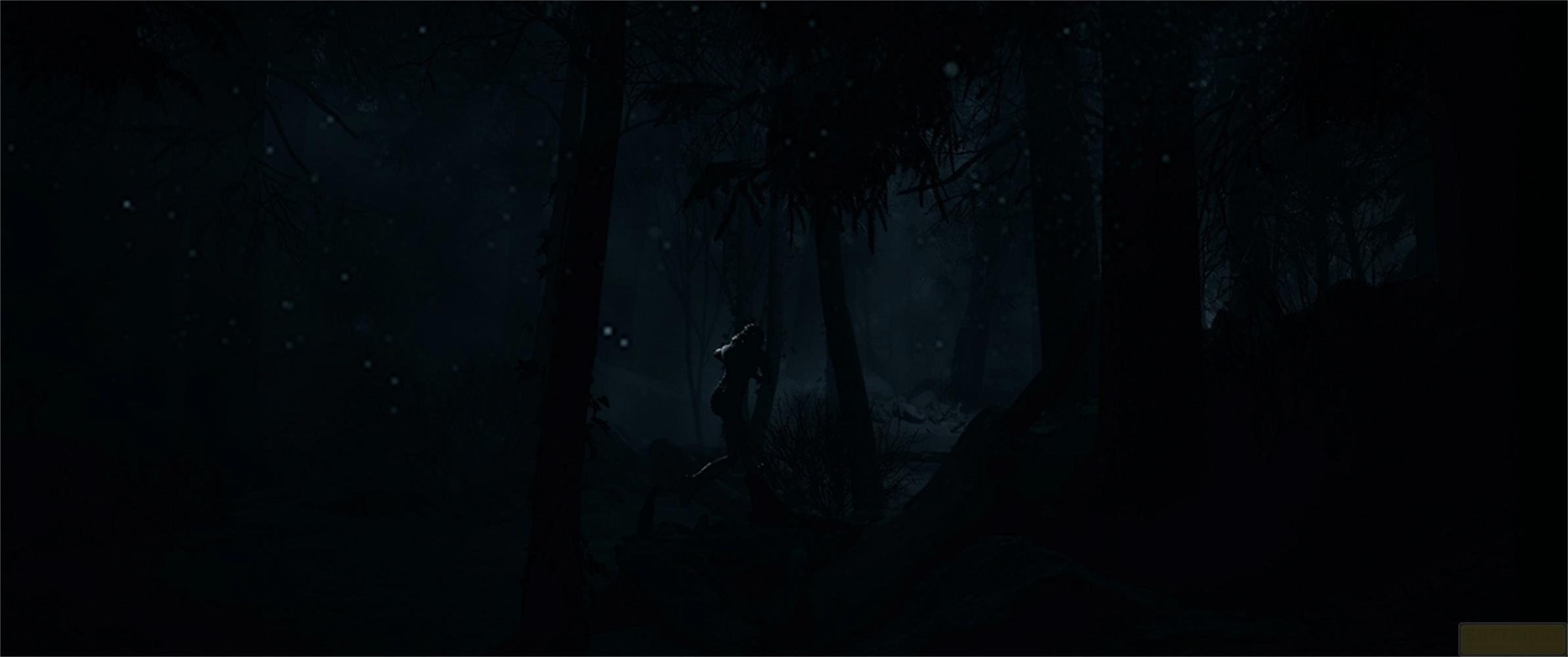 Eine Person läuft durch einen dunklen, verschneiten Wald bei Nacht.