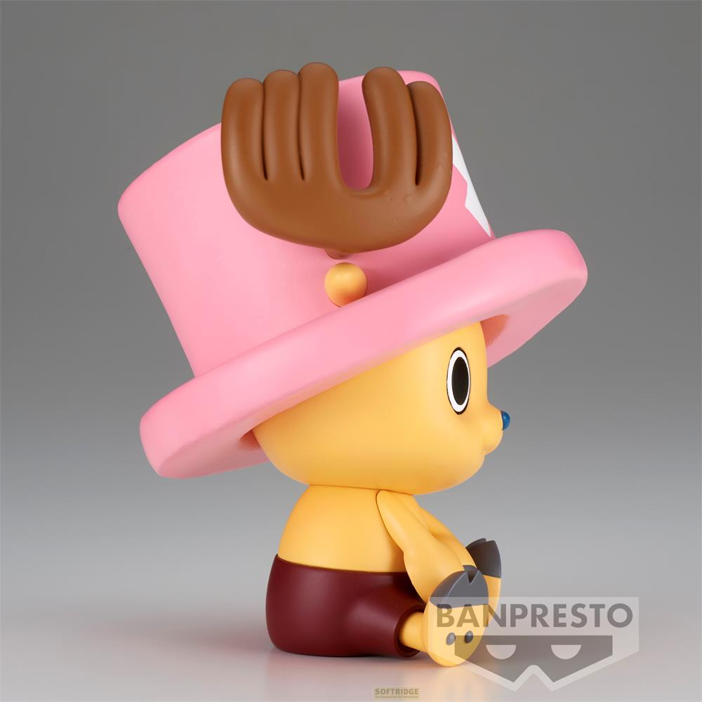 Una figura se sienta con sombrero rosa y astas marrones sobre fondo gris.