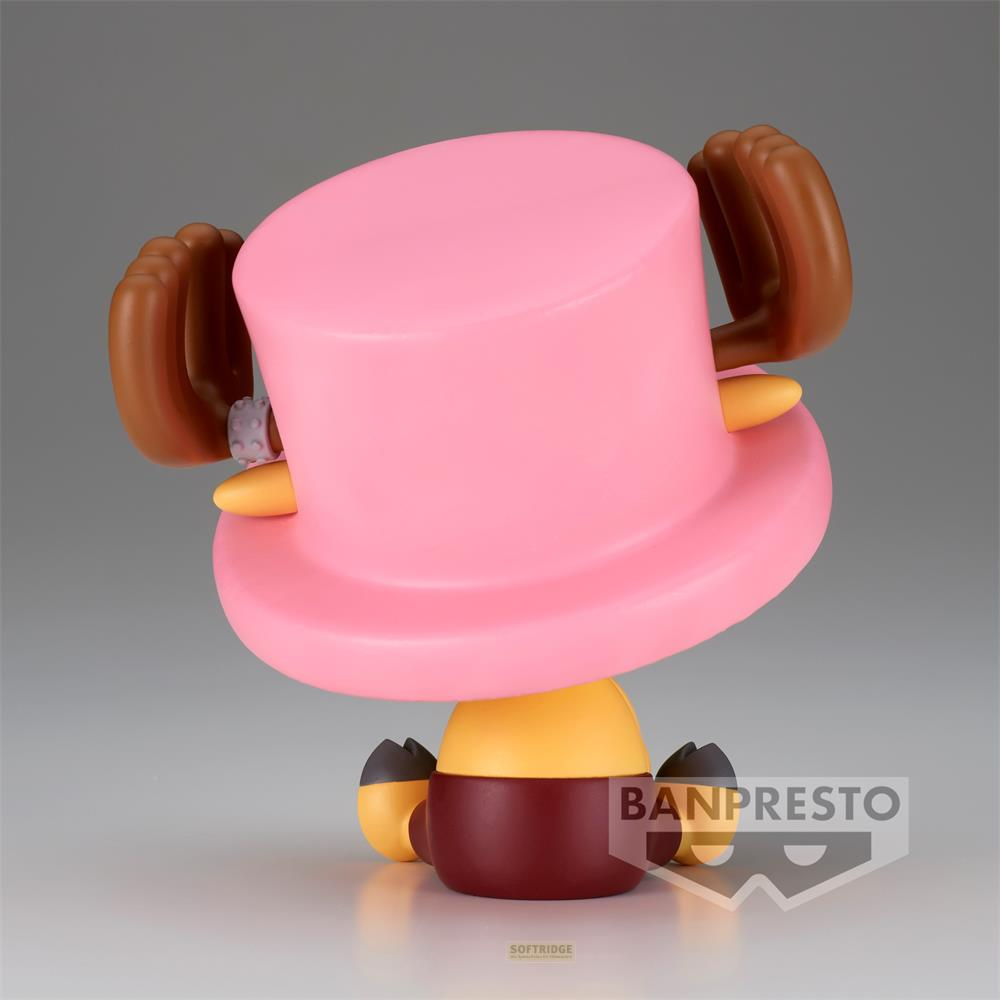 Una figura con sombrero rosa y cuernos marrones se sienta.