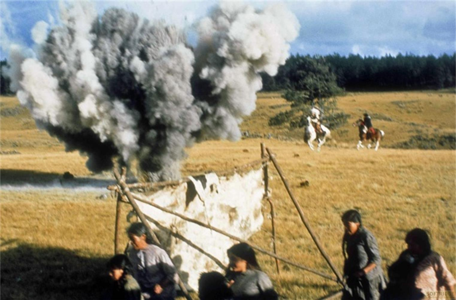 Esplosione di fumo grigio su un campo con cavalieri e persone.