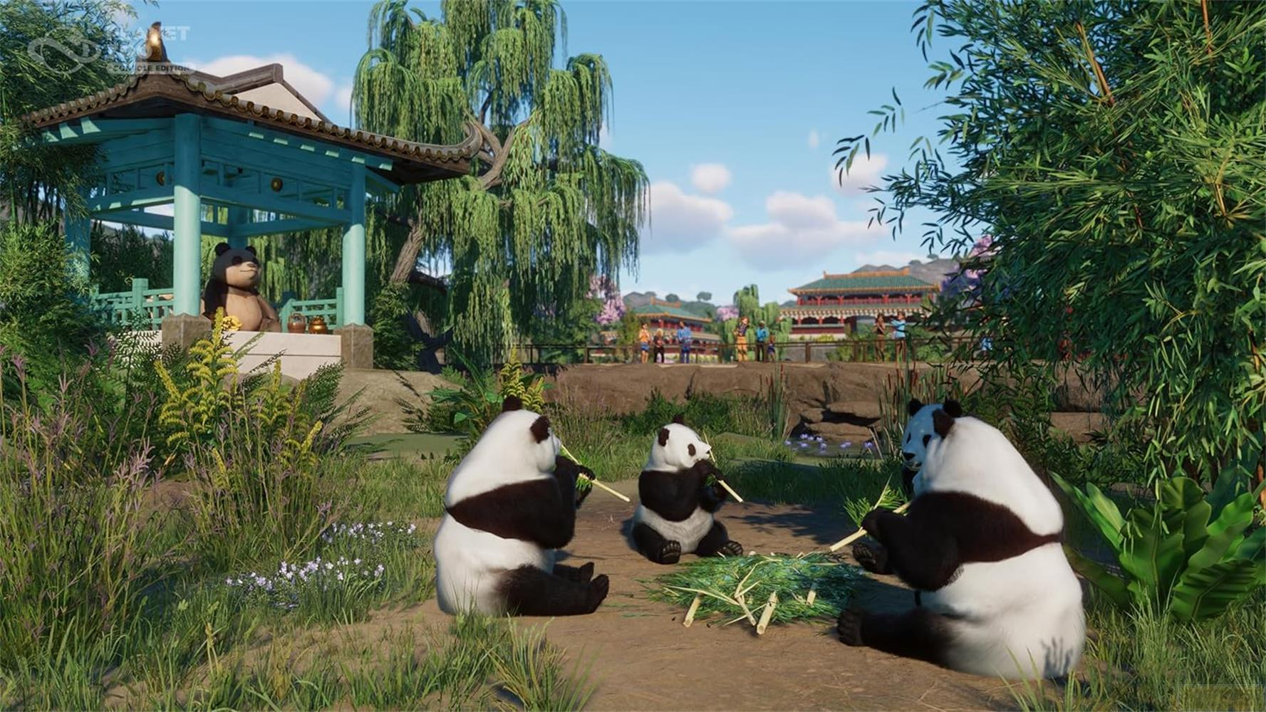 Drei Pandas fressen Bambus in einem Park mit Pagode und Besuchern im Hintergrund.